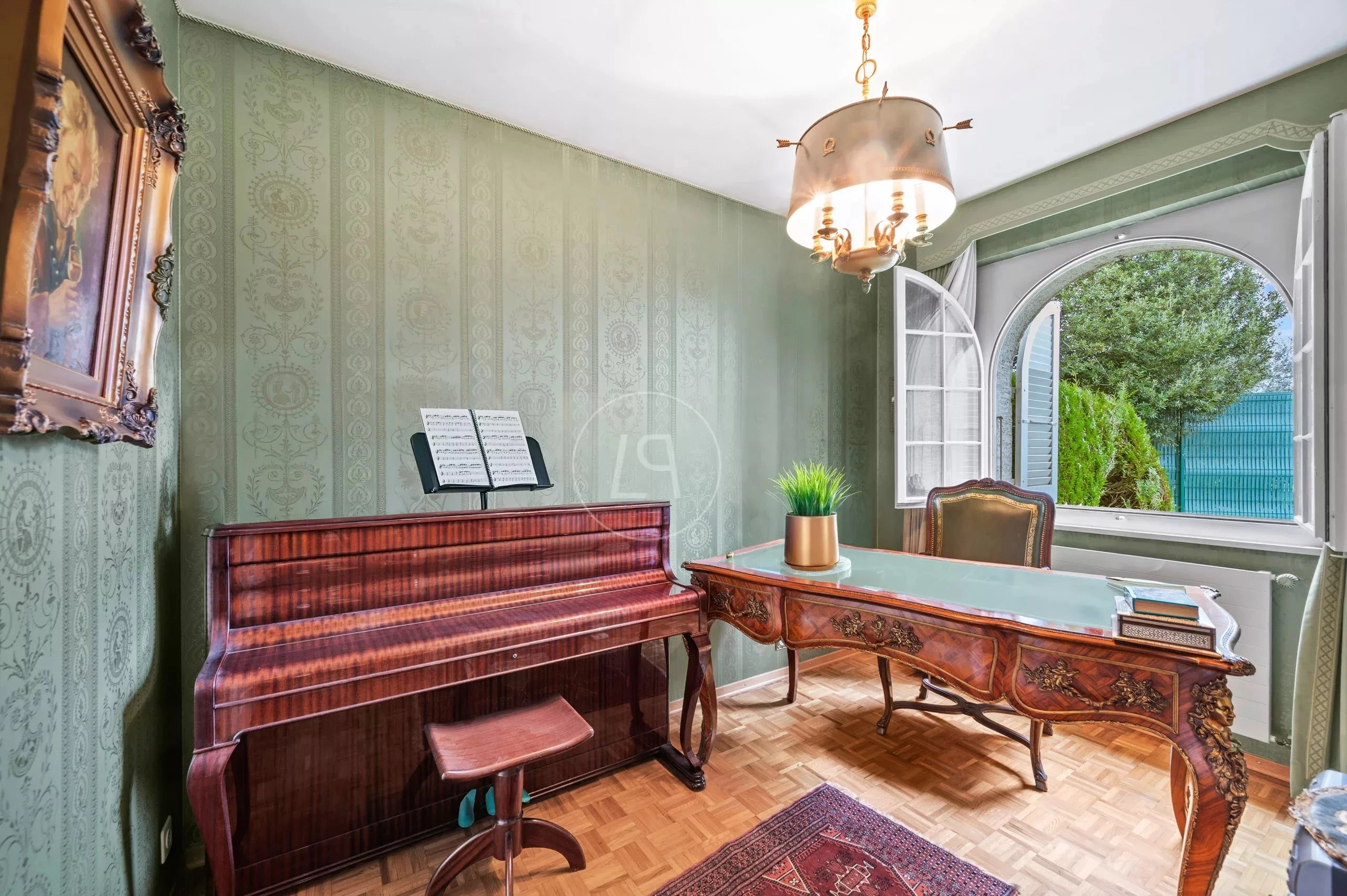 Klassisches Arbeitszimmer mit Musikmöbeln