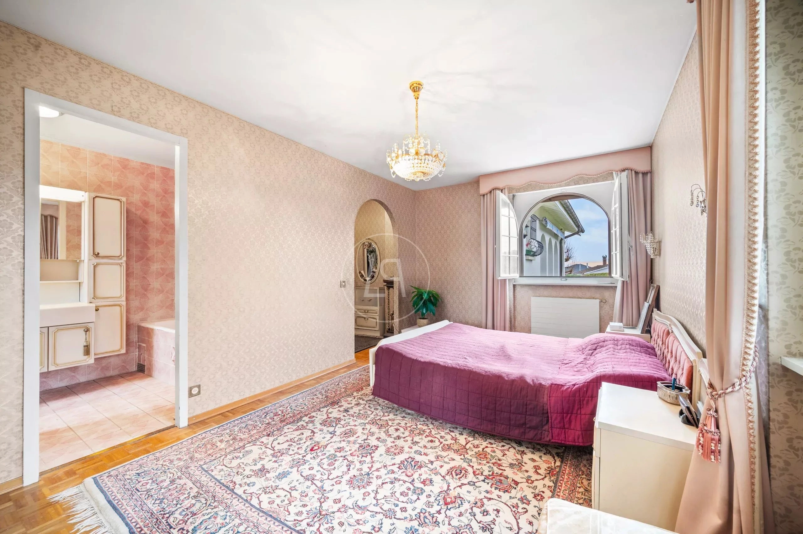 Verspieltes Schlafzimmer mit angrenzendem Bad