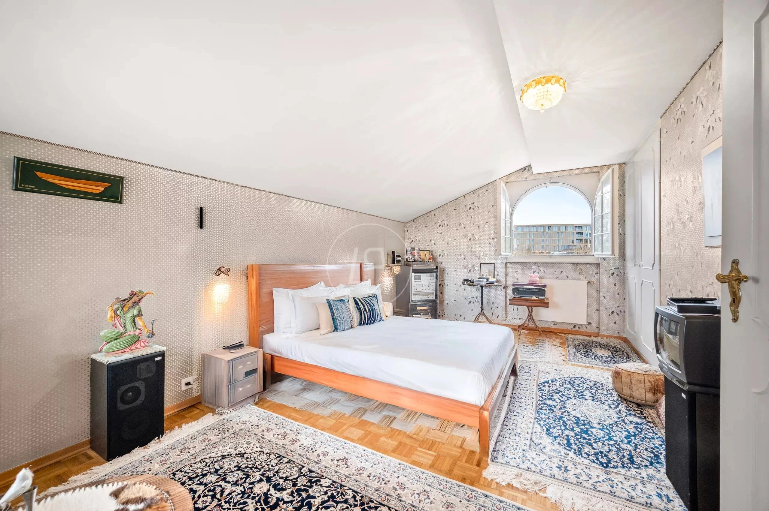 Schlafzimmer mit Dachschräge und großem Fenster
