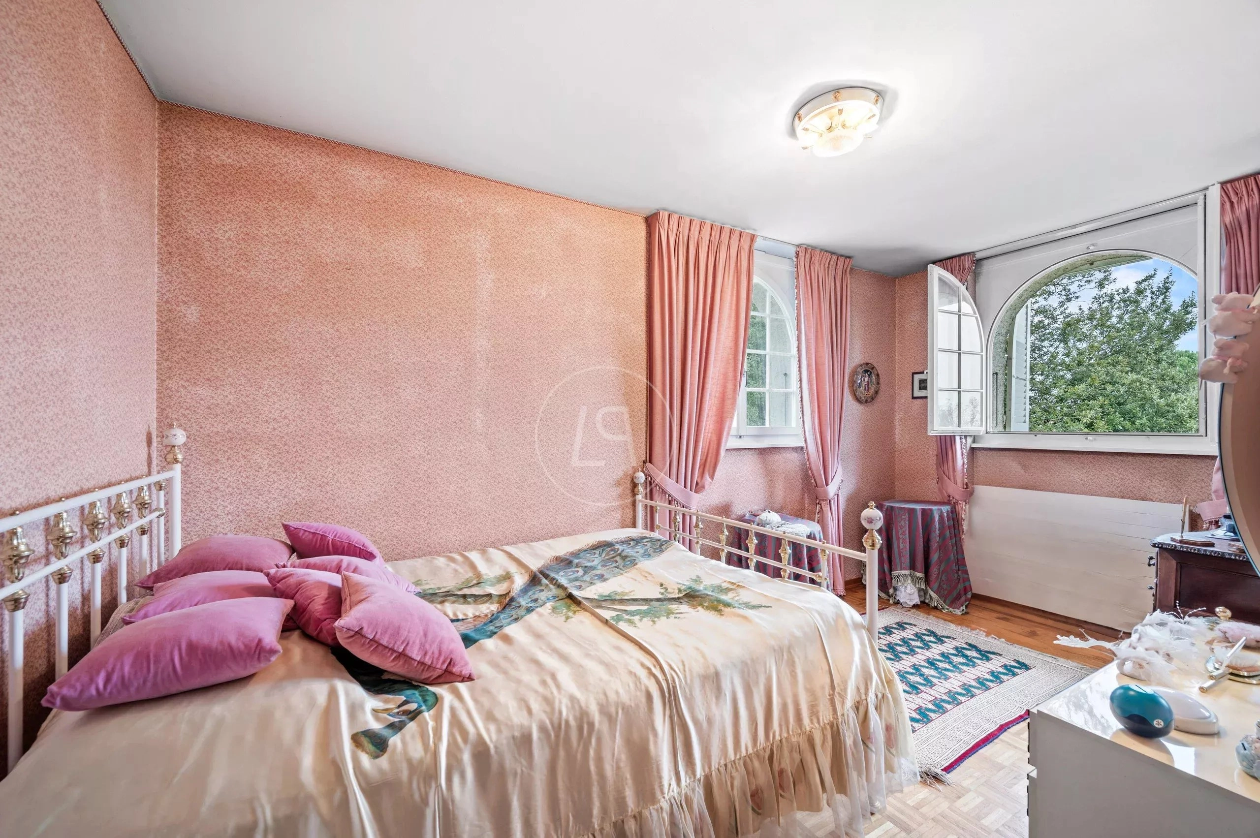 Verspieltes Schlafzimmer mit rosa Einrichtung