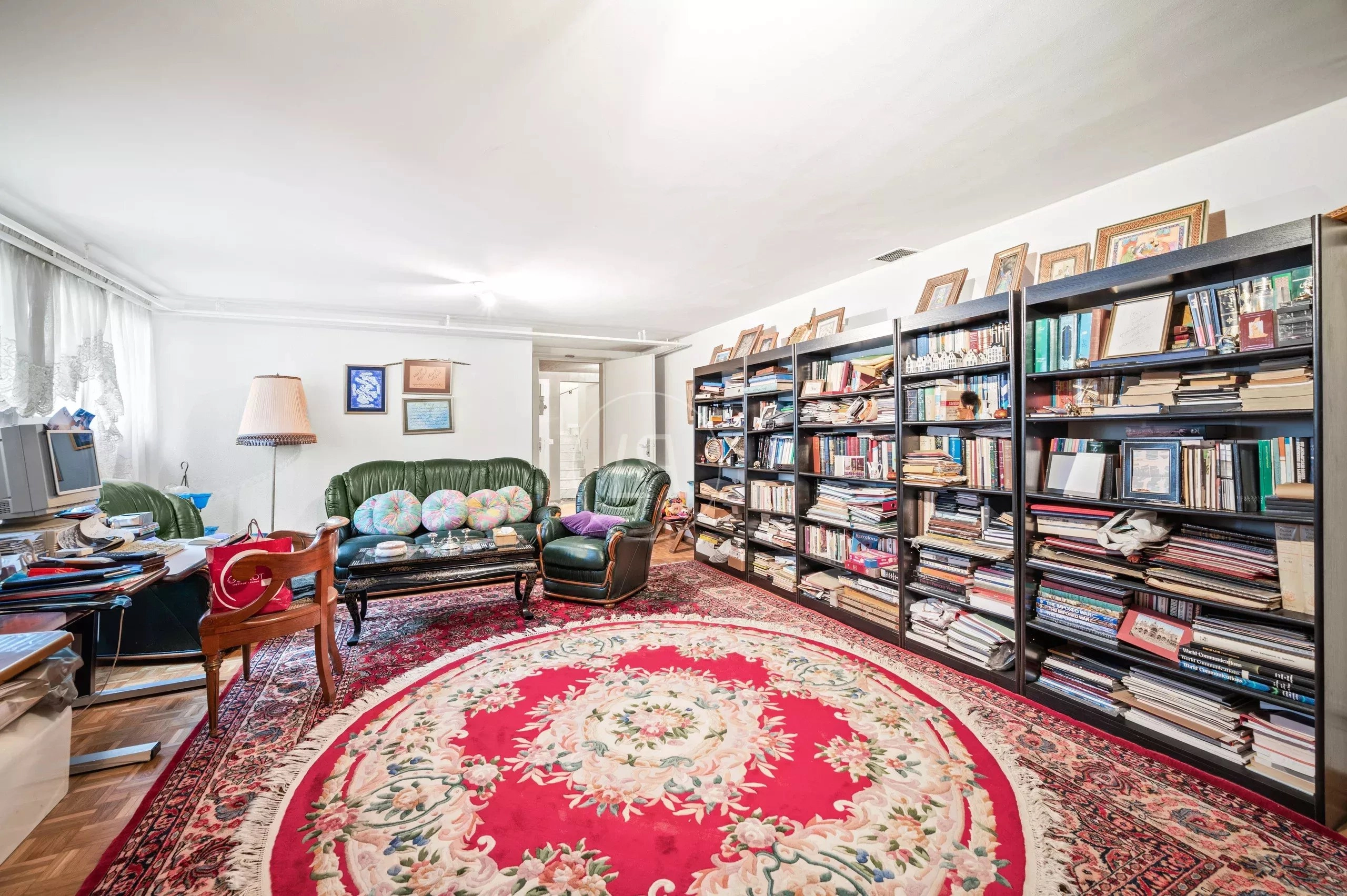 Wohnzimmer mit Bibliotheksregalen