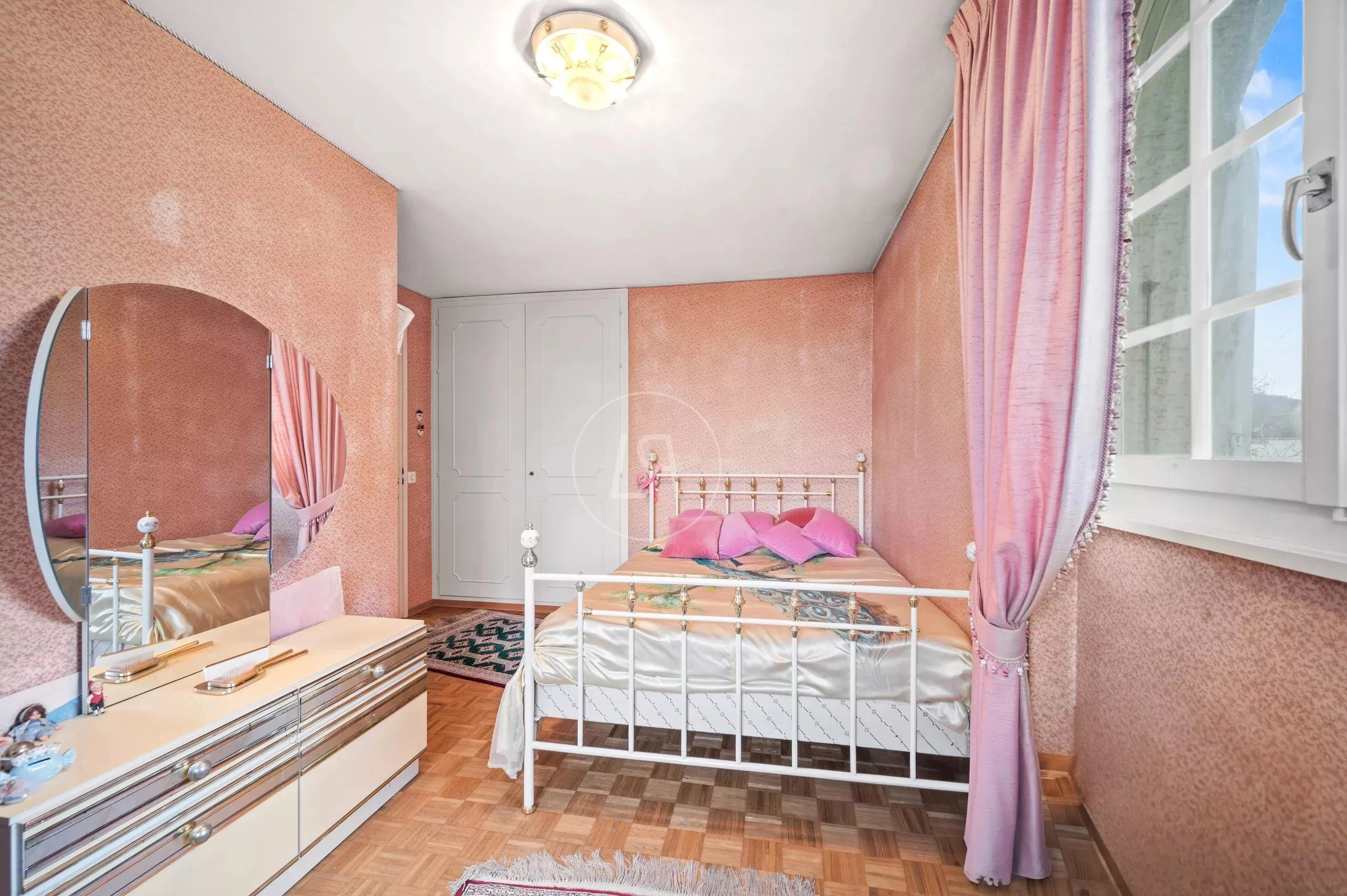 Pinkes Schlafzimmer mit Einzelbett