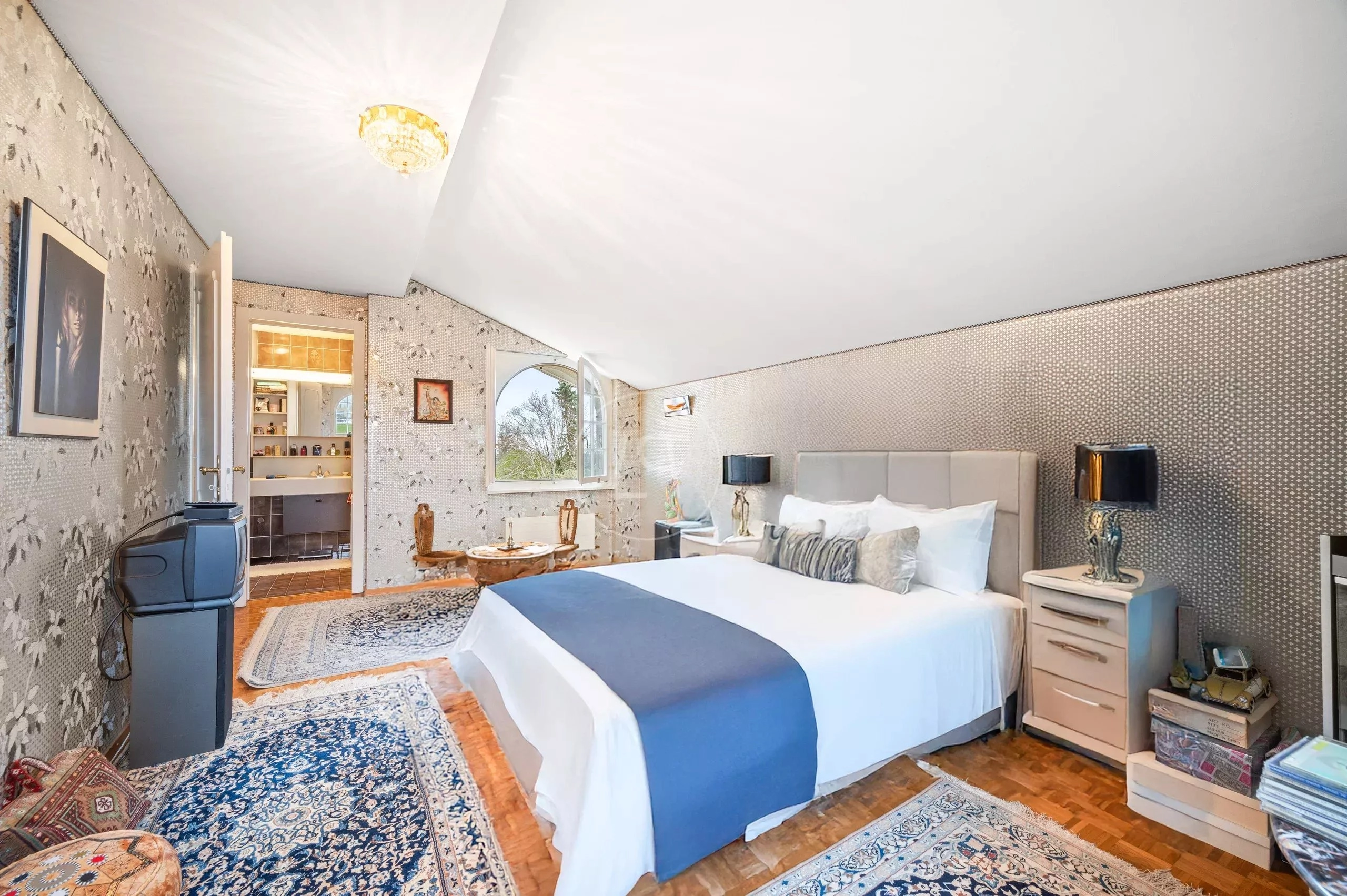 Schlafzimmer mit Dachschräge und dekorativem Stil