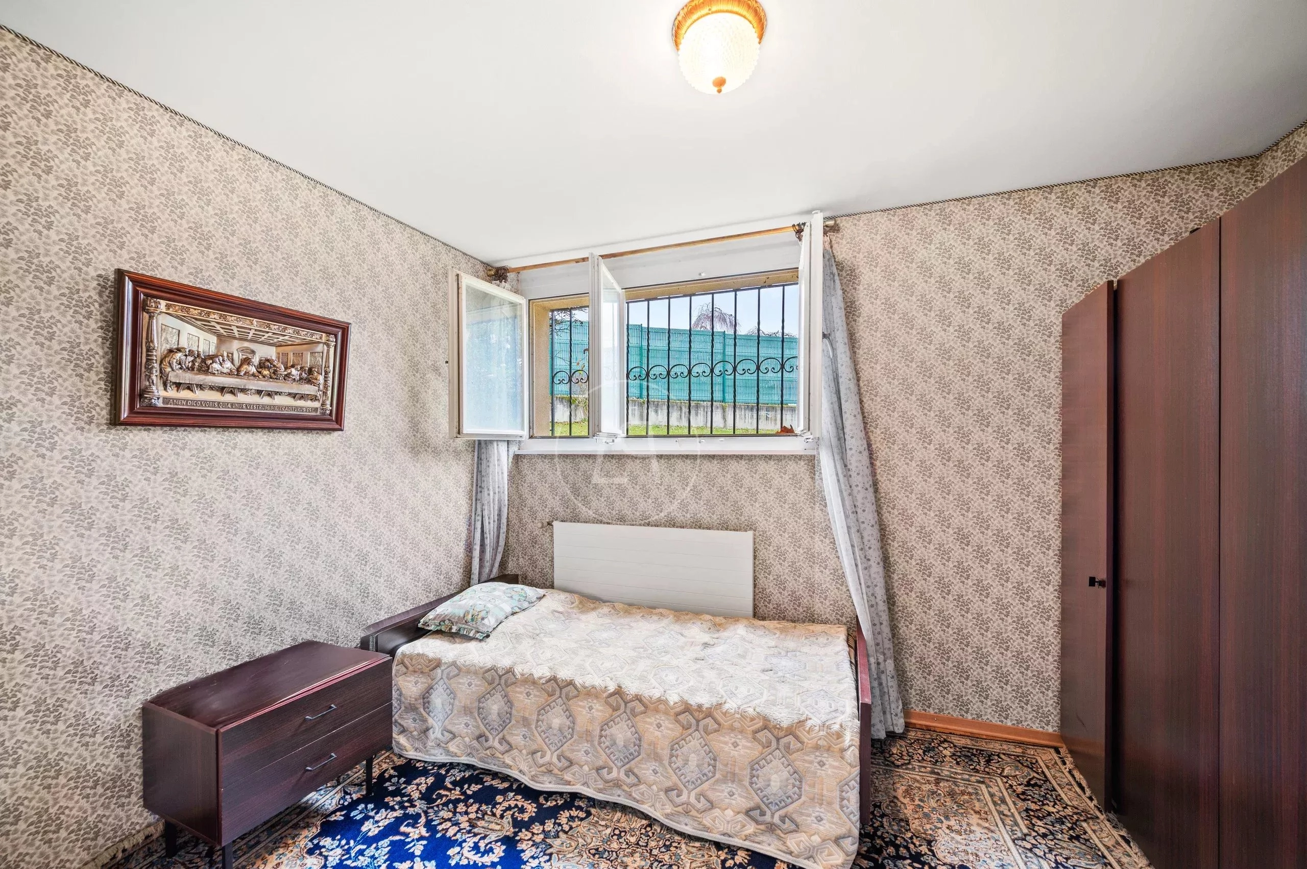 Kleines Schlafzimmer mit klassischer Einrichtung