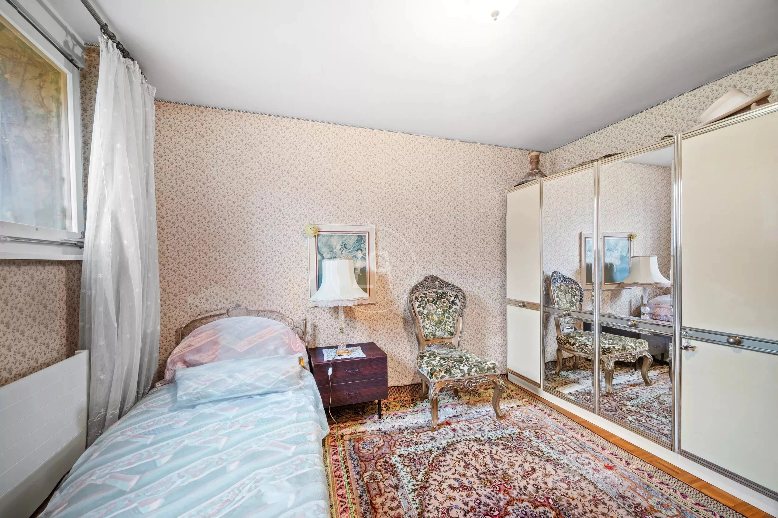 Schlafzimmer mit Einzelbett und Schrankwand