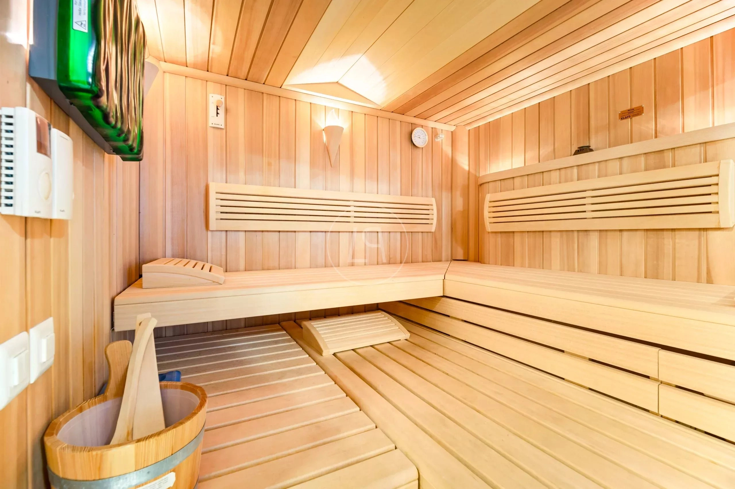 Sauna-Innenraum mit Holzausstattung