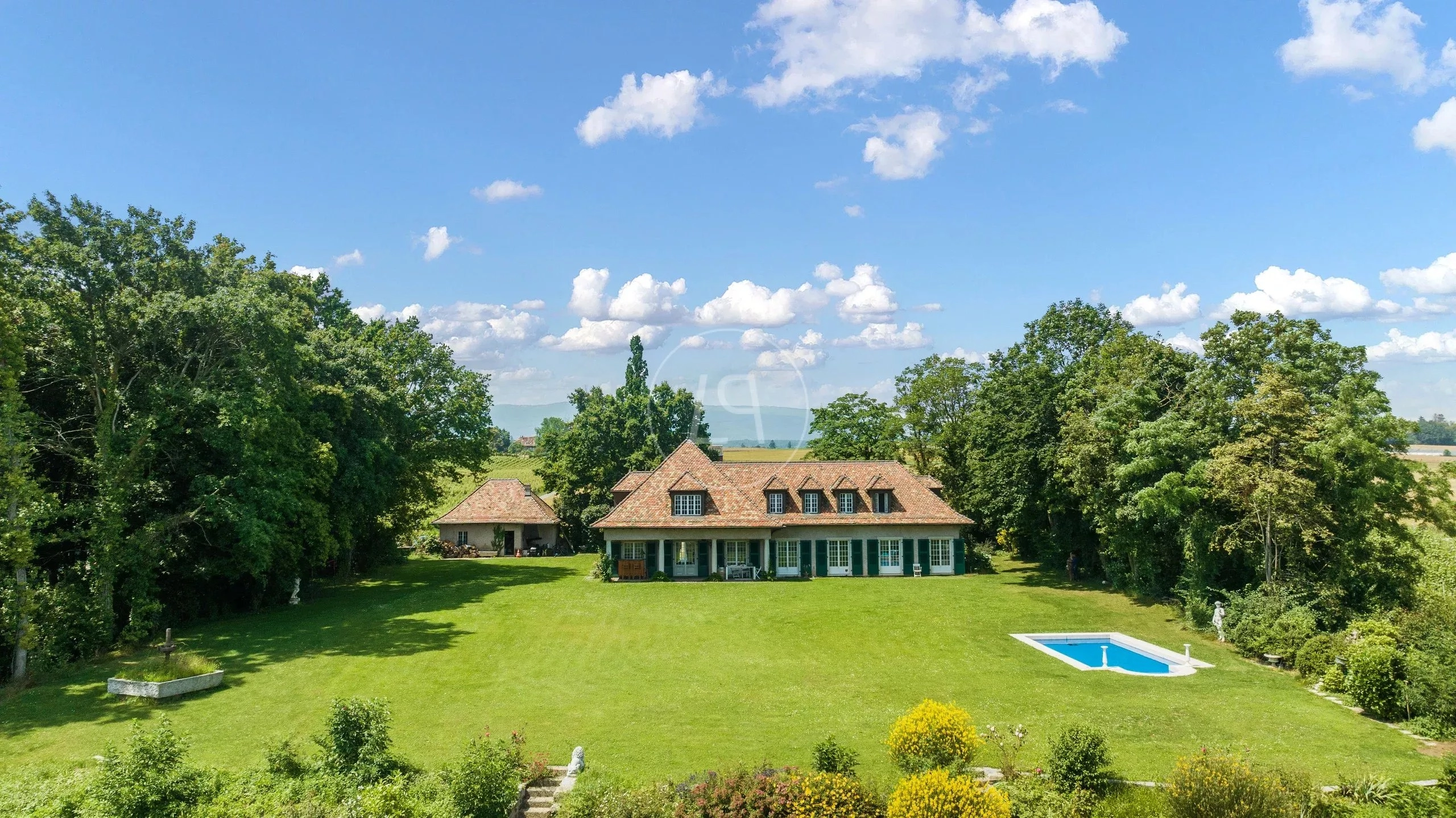 Landhaus mit großem Garten und Pool