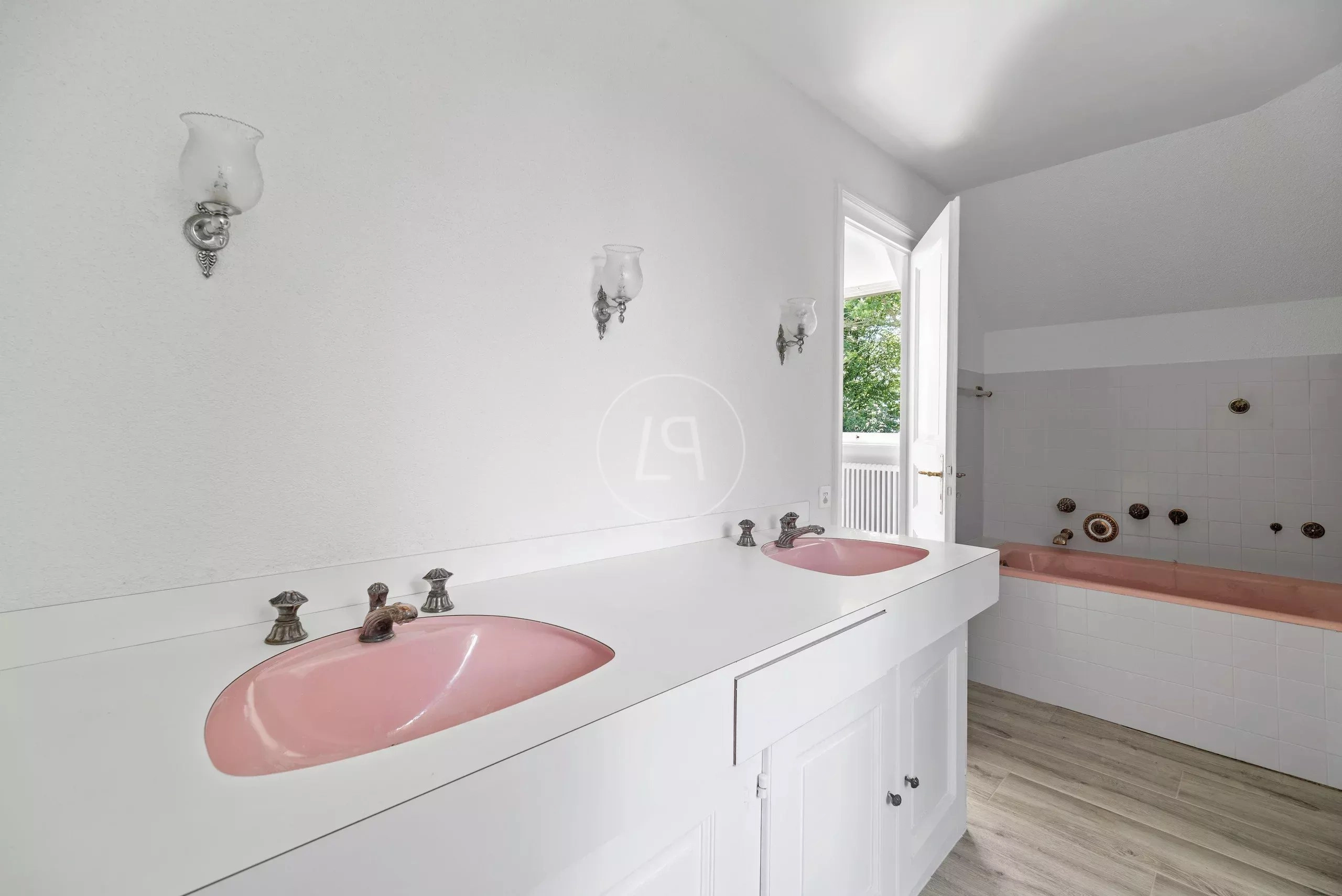 Helles Badezimmer mit Doppelwaschtisch und Badewanne