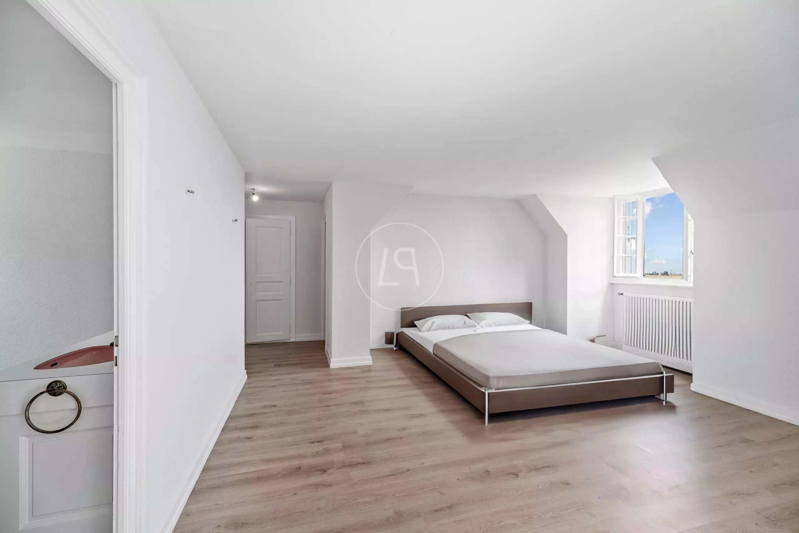 Helles Schlafzimmer mit Dachschräge