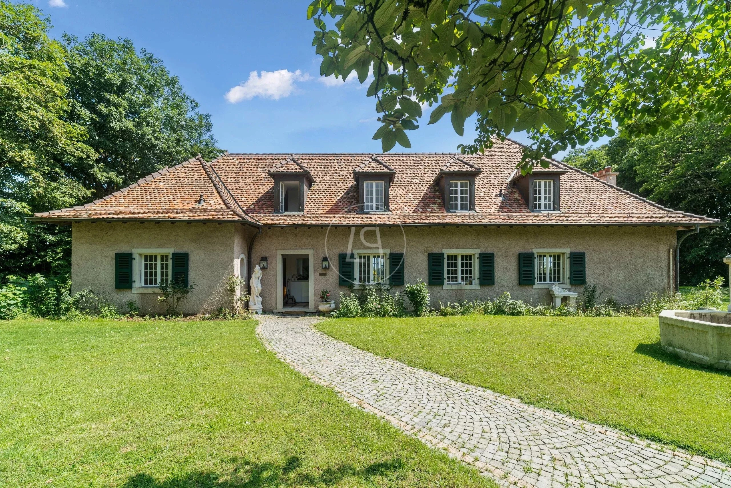Historisches Landhaus mit Walmdach und Garten