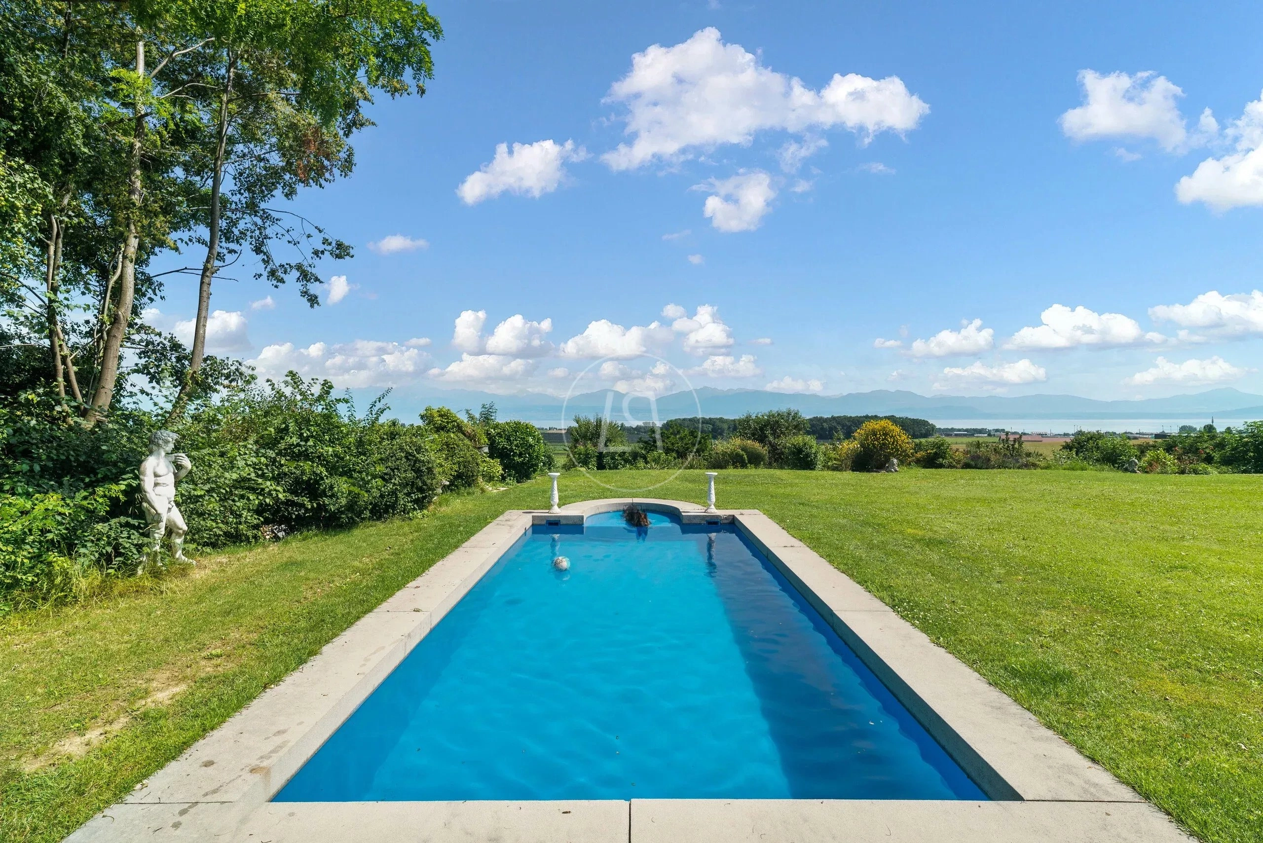 Außenansicht mit Pool und Garten