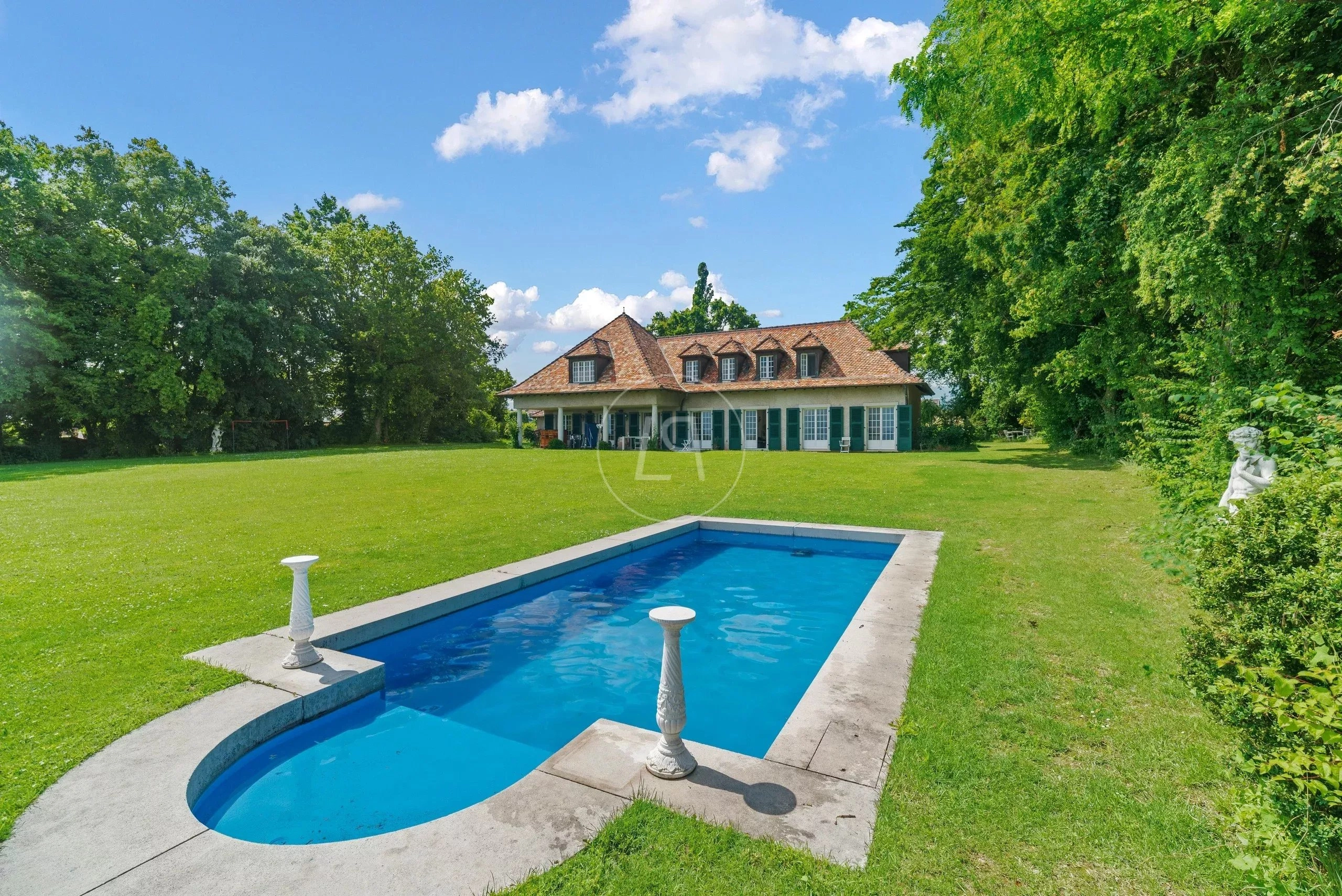 Luxuriöses Landhaus mit Pool im Garten