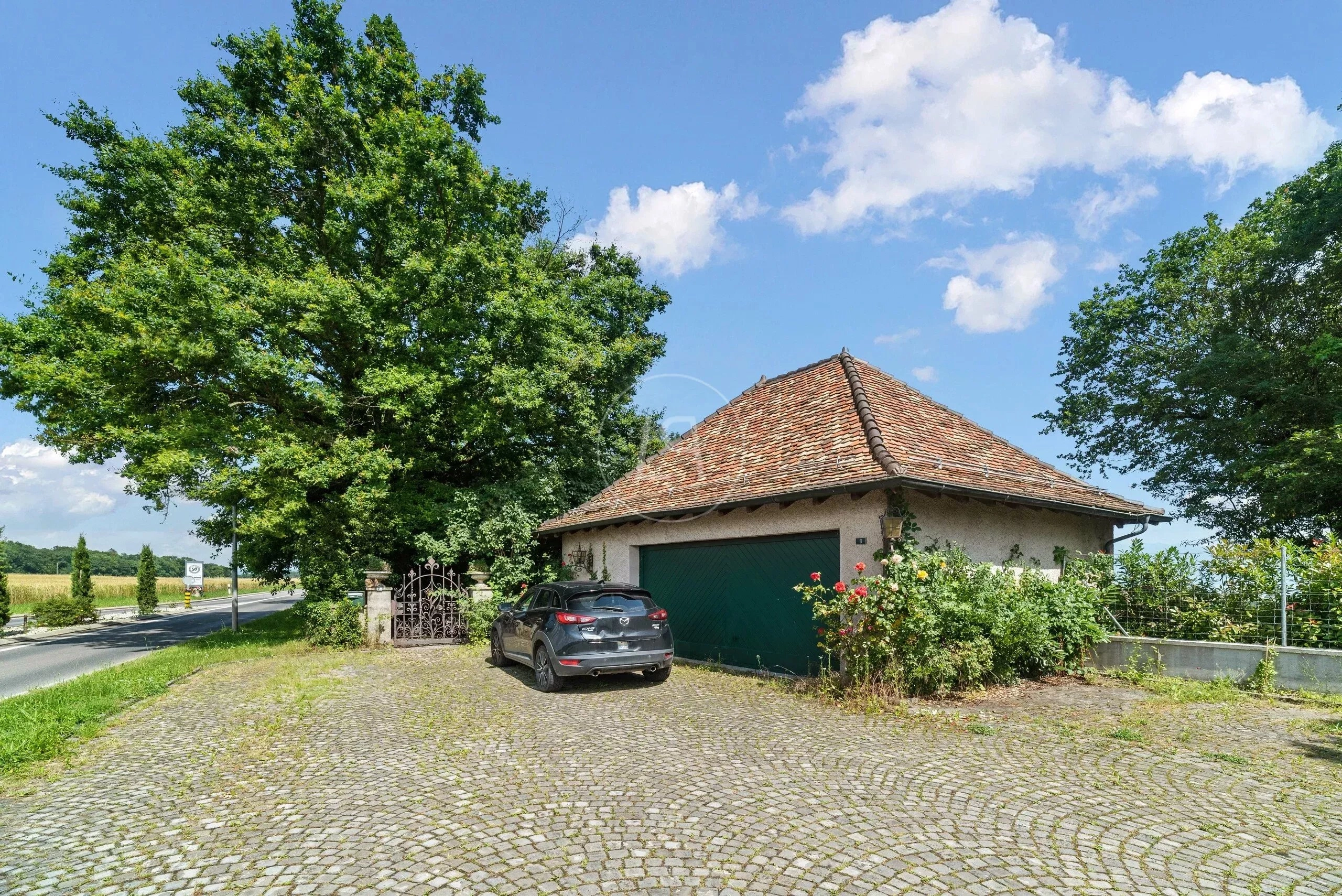 Ländliches Nebengebäude mit Garage