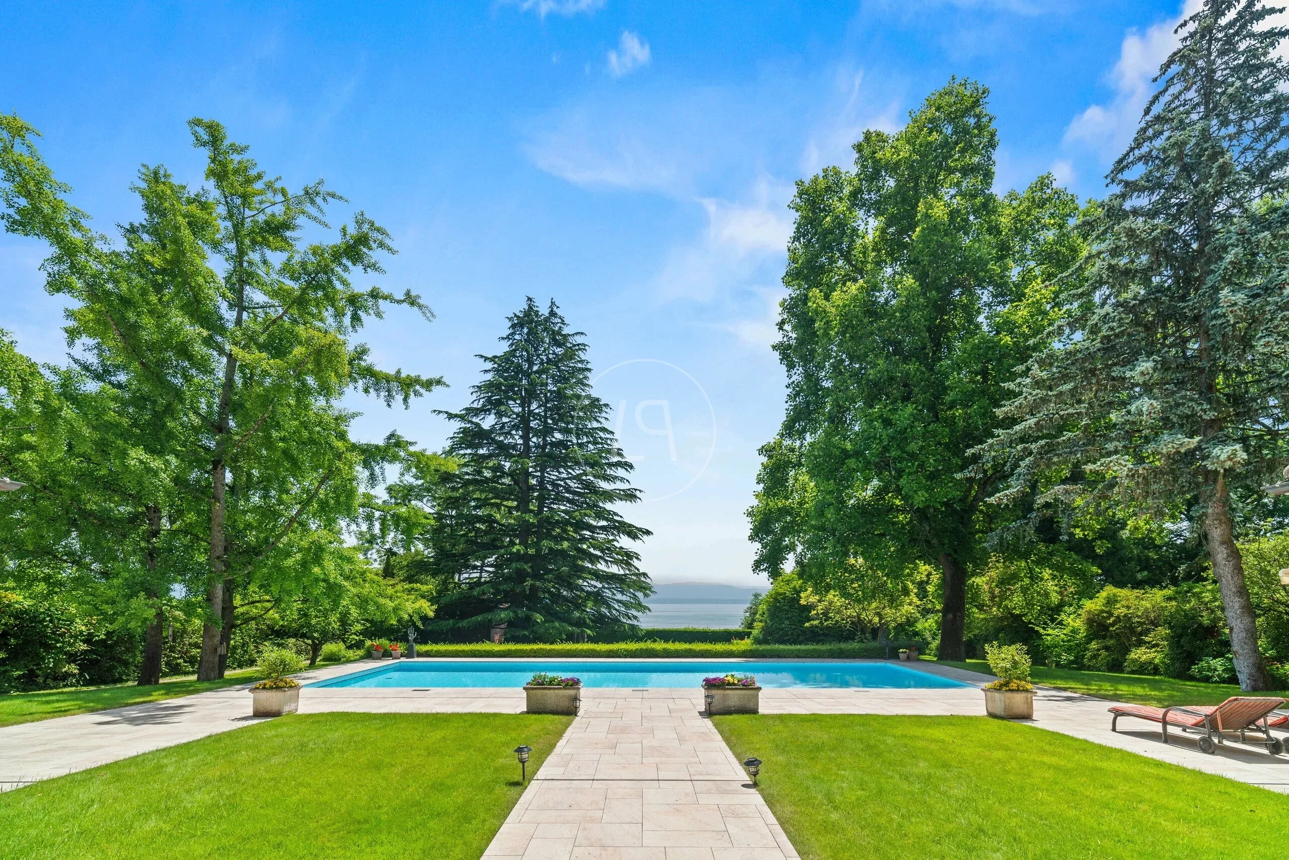 Poolanlage mit Seeblick
