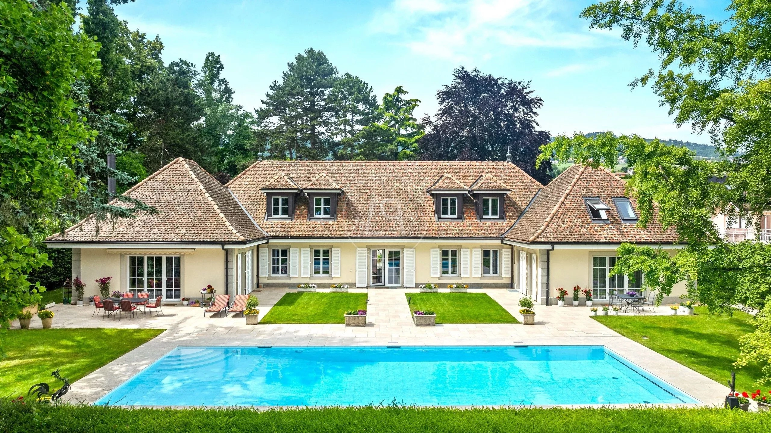 Villa mit Pool und großer Gartenanlage