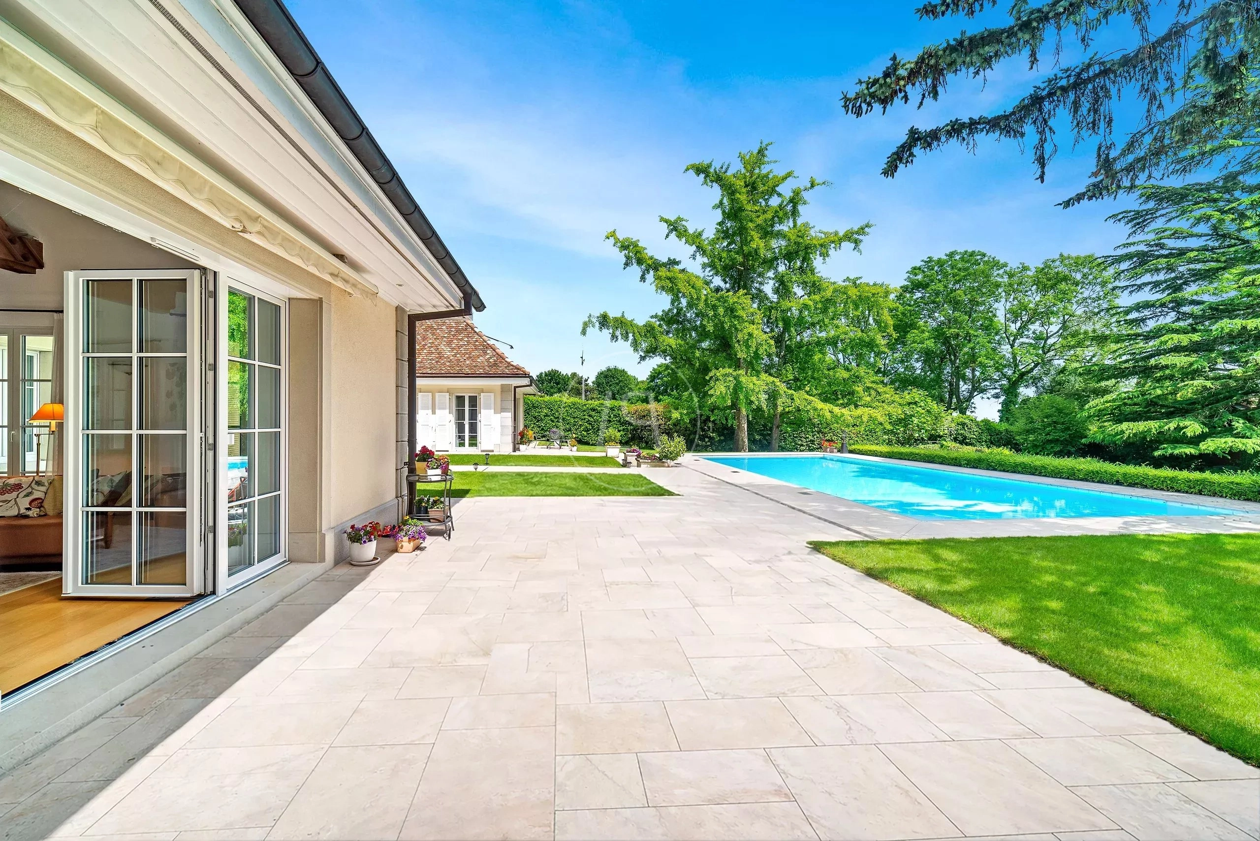 Luxuriöse Terrasse mit Pool und Garten