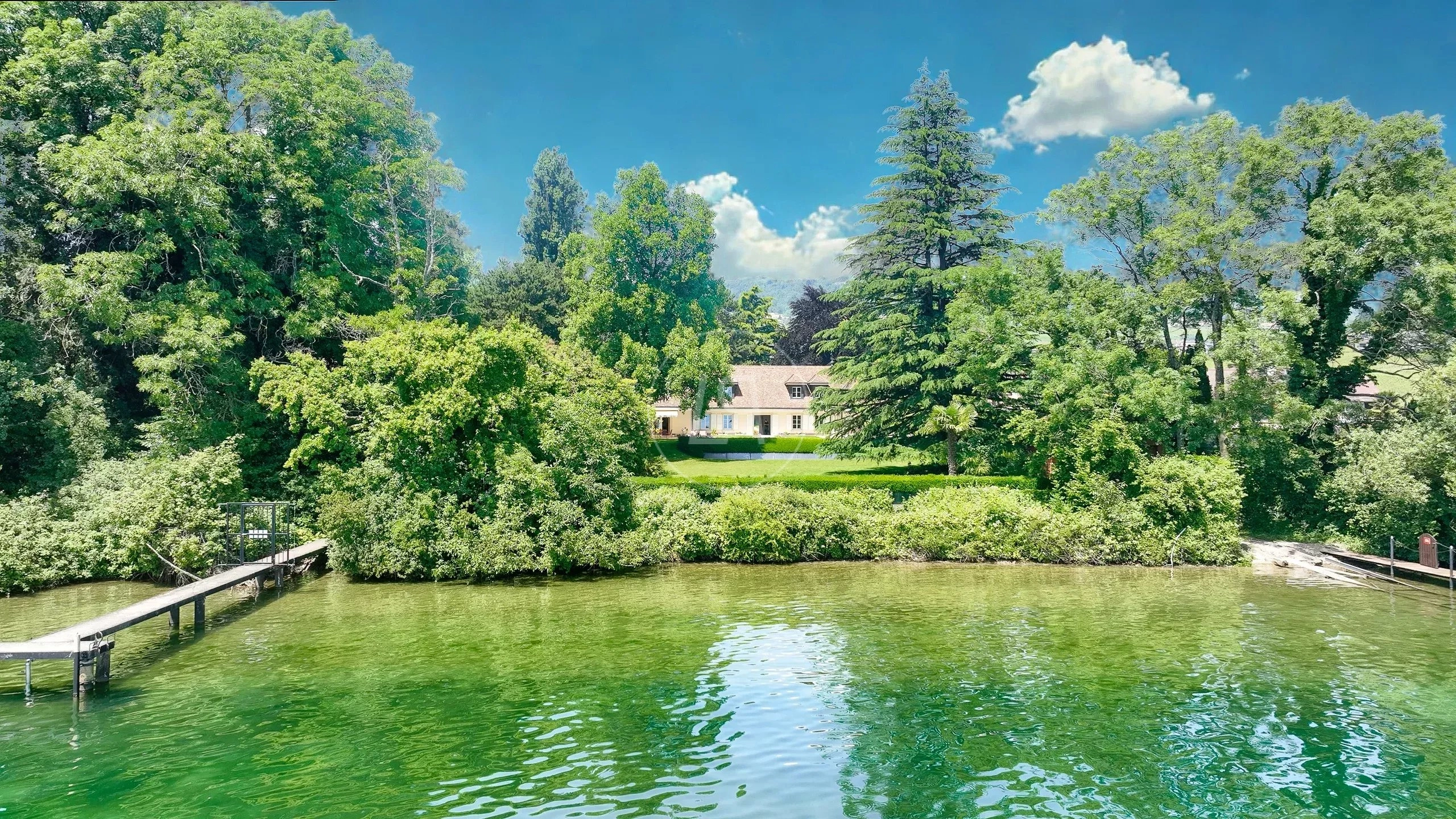 Ufergrundstück mit Villa am See