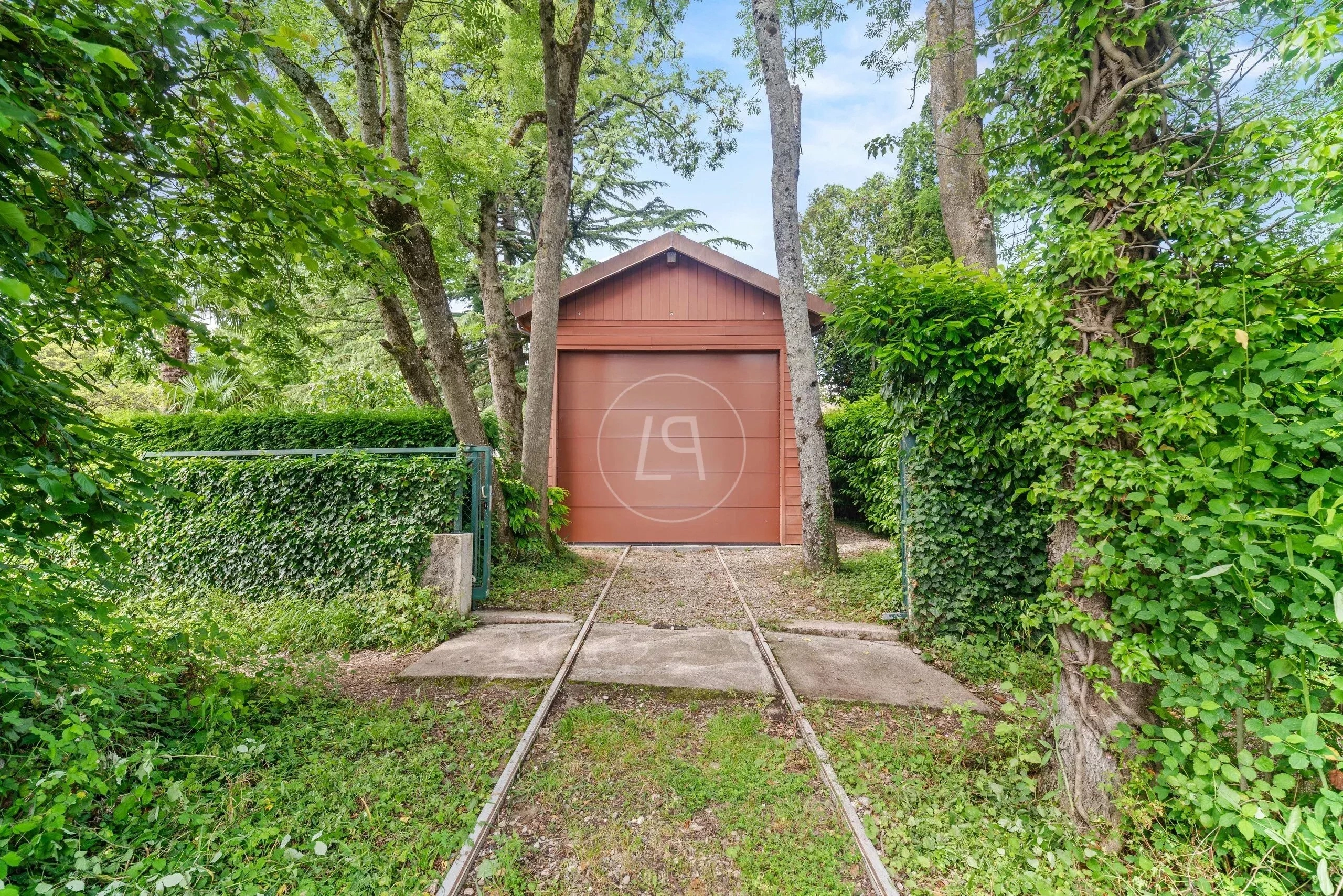 Gartenzufahrt zu einem kleinen Nebengebäude