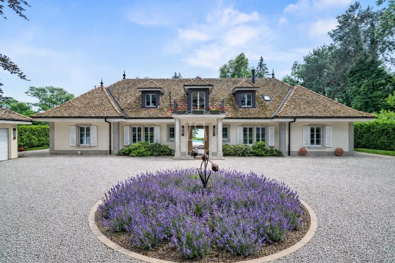 Landhausvilla mit geschwungenem Satteldach und großer Zufahrt