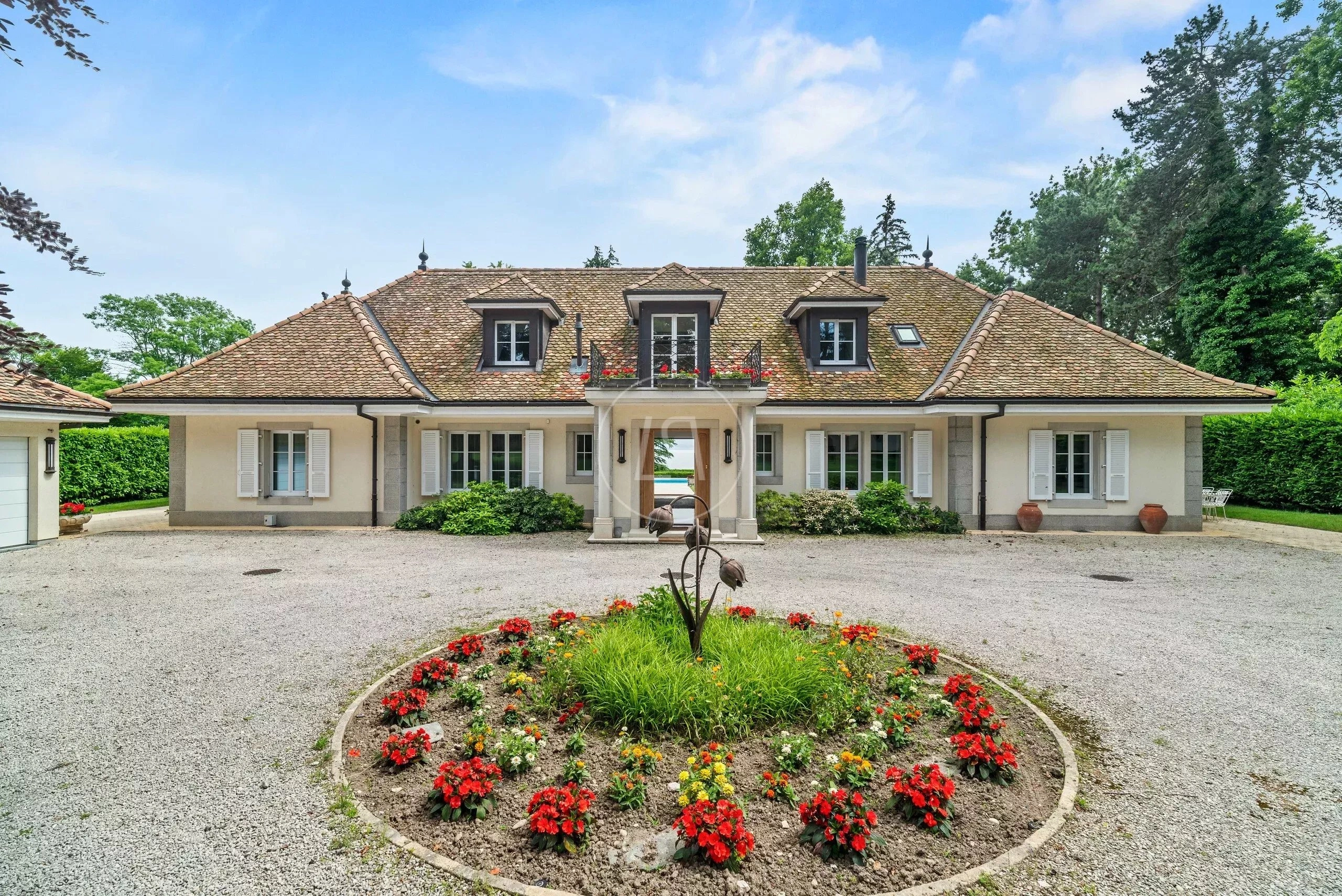 Elegantes Landhaus mit Walmdach und Gartenvorfahrt