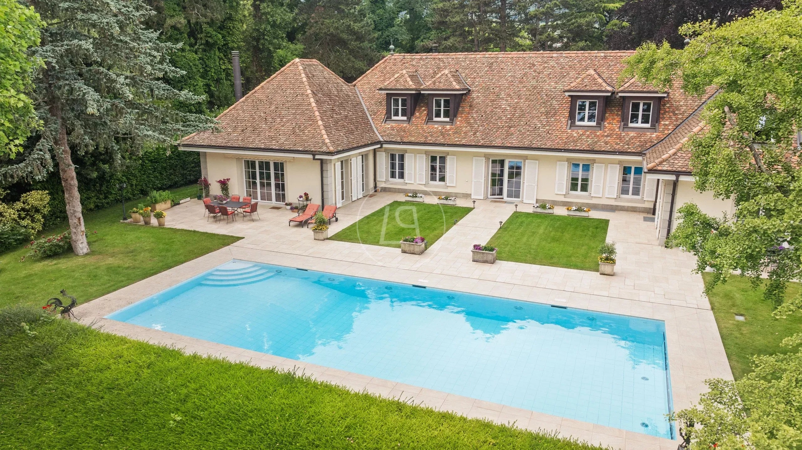 Großzügiges Anwesen mit Pool und Garten