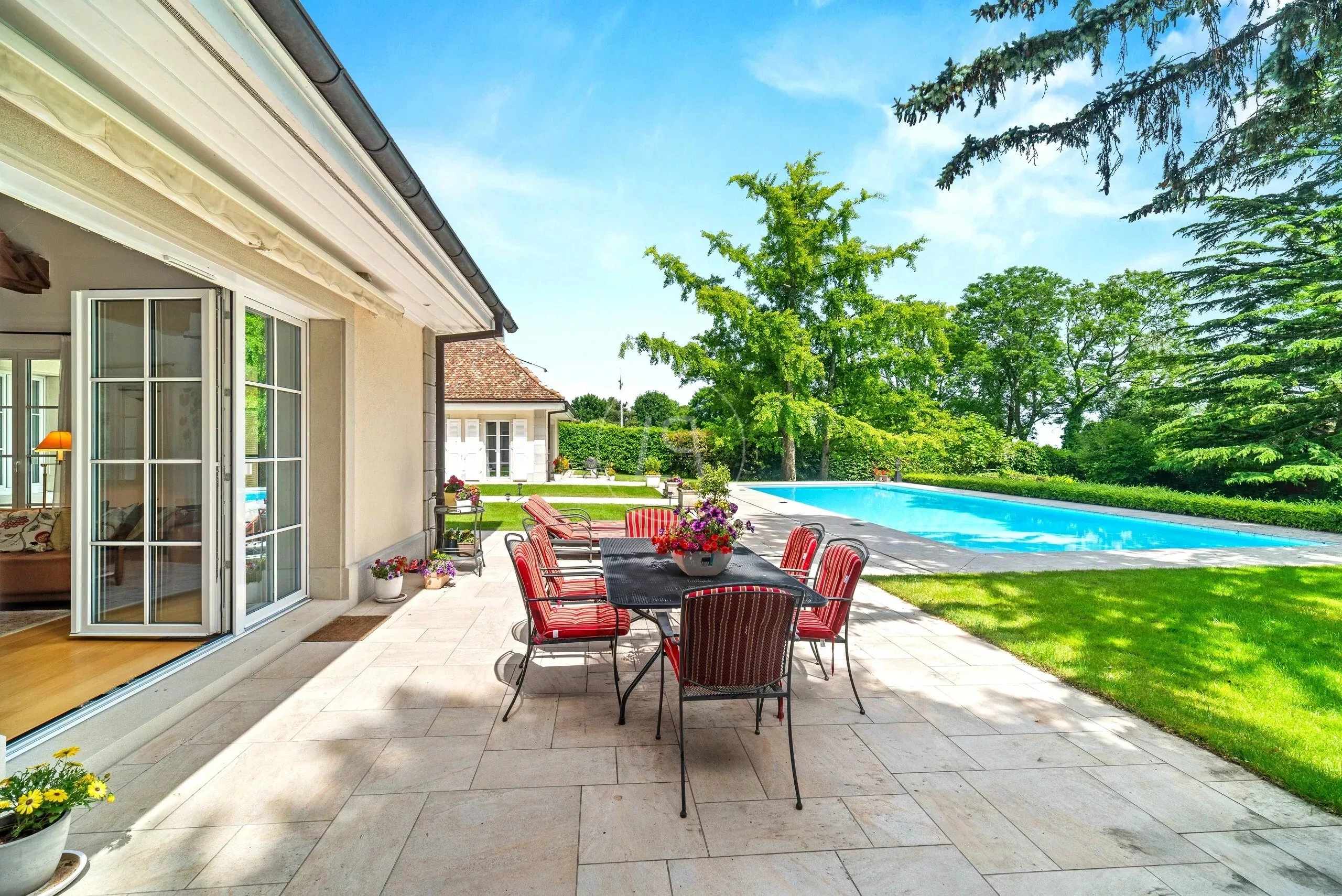 Terrasse mit Pool und Garten