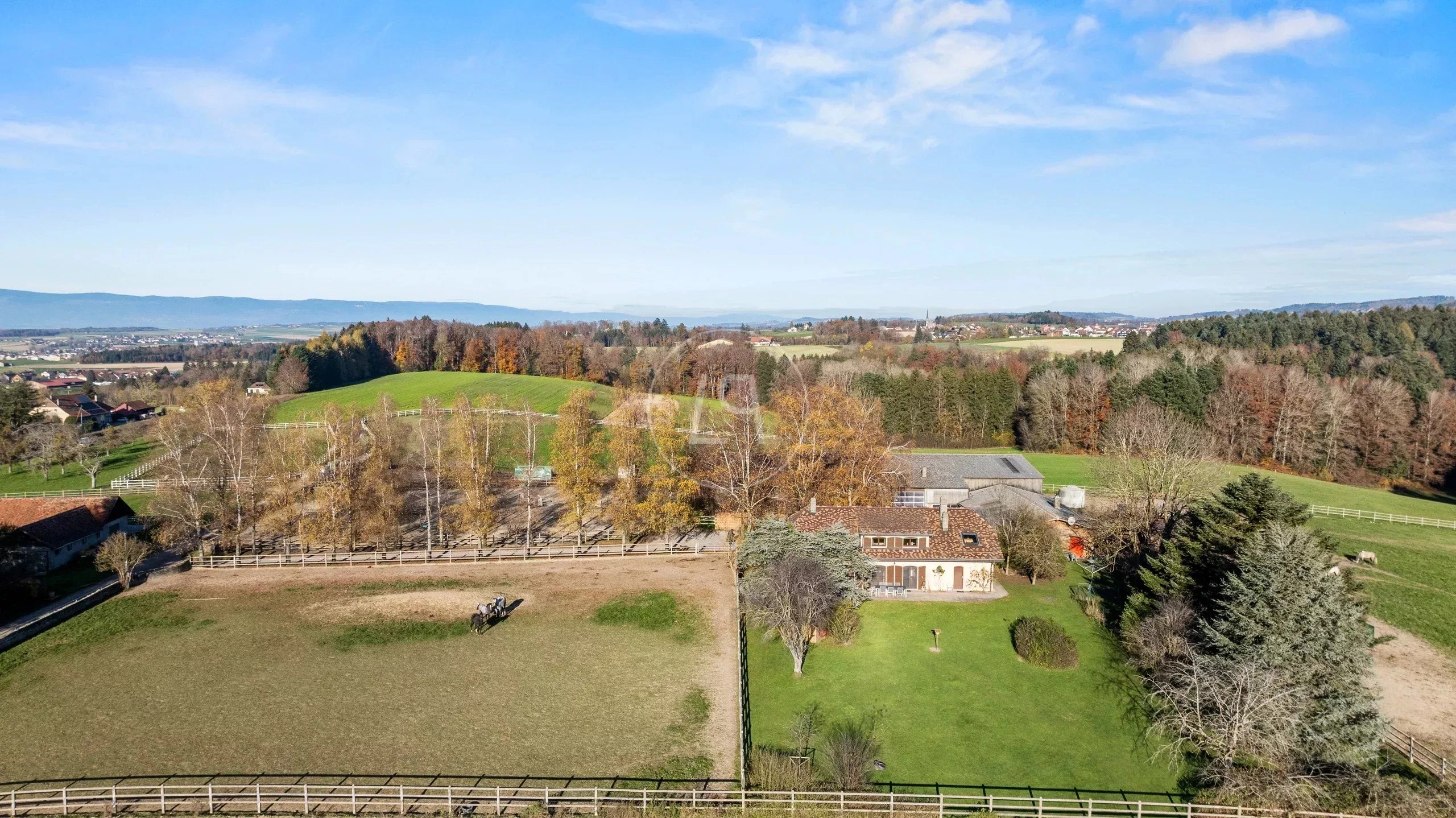Luftaufnahme eines ländlichen Anwesens mit Weiden und weitem Panoramablick