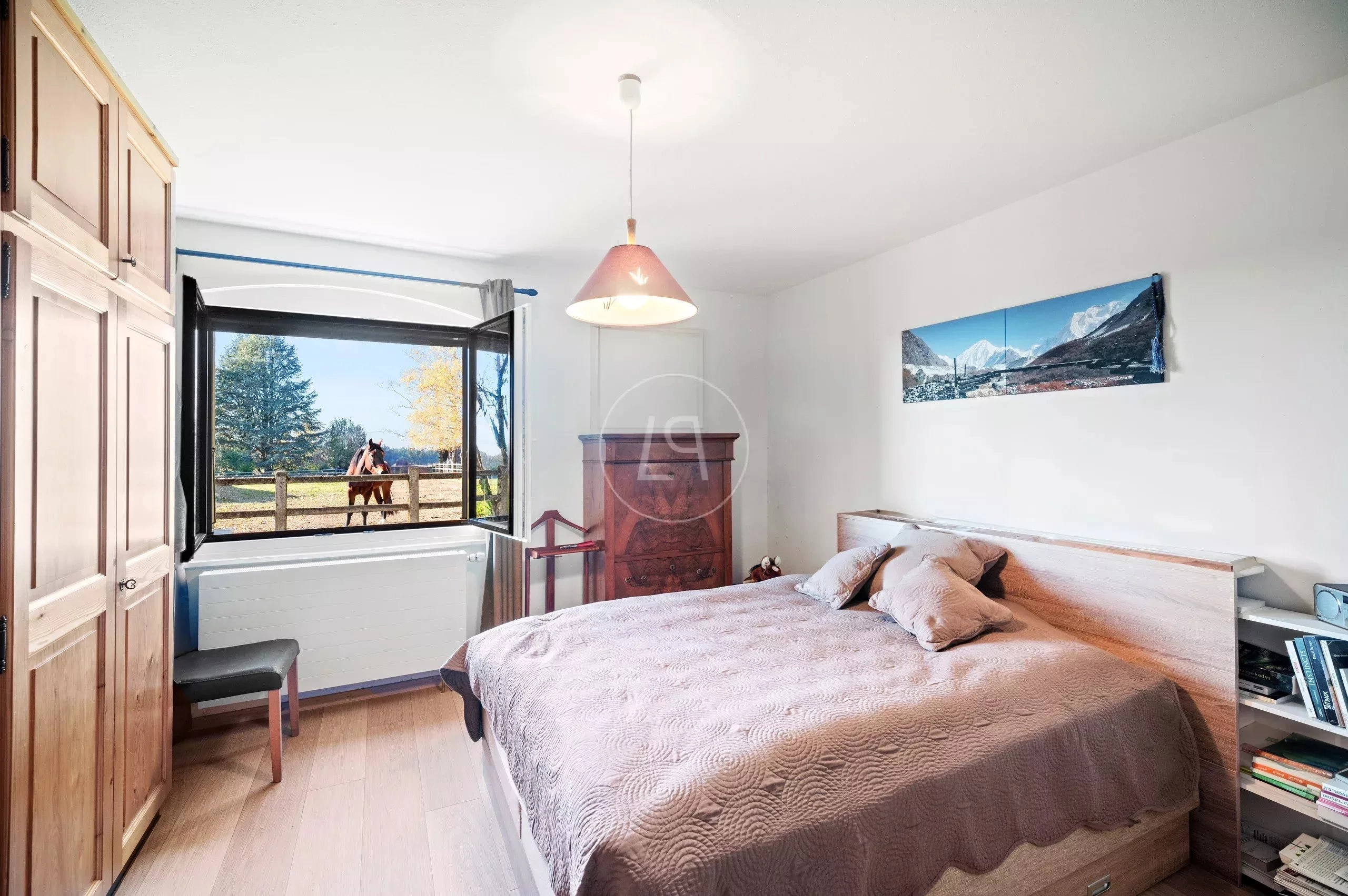 Helles Schlafzimmer mit Fensterblick ins Freie