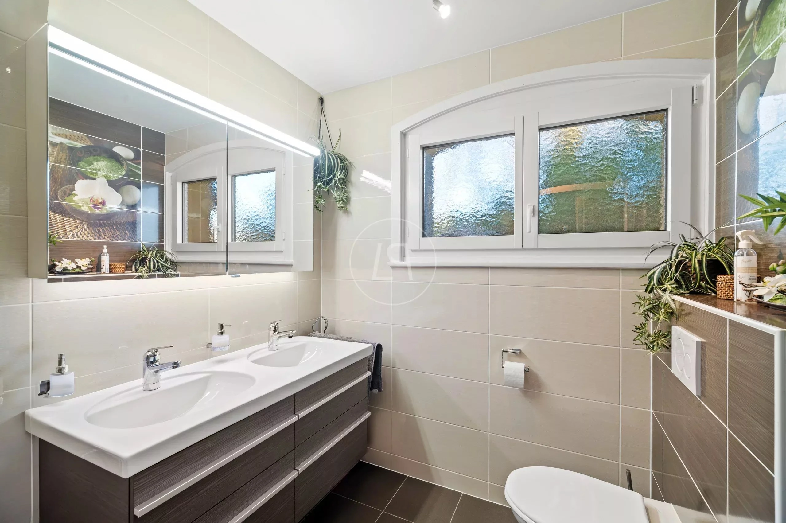 Modernes Badezimmer mit Doppelwaschtisch