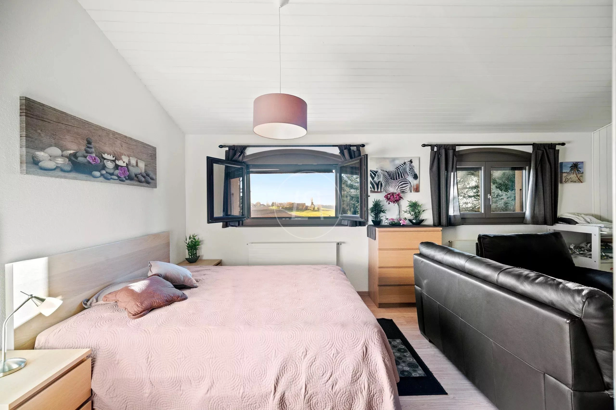 Helles Schlafzimmer mit Dachschräge