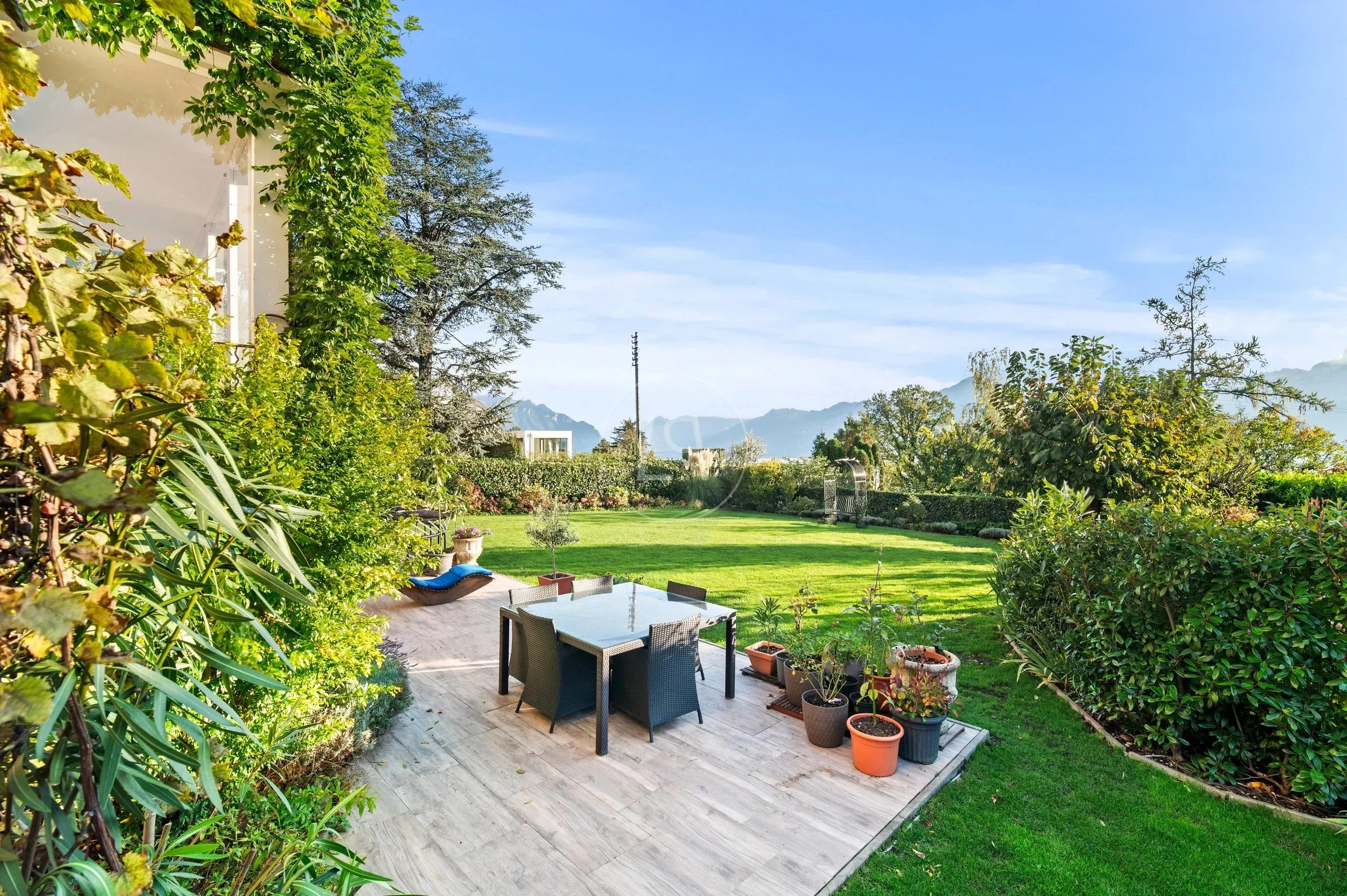 Garten mit Terrasse und Bergblick
