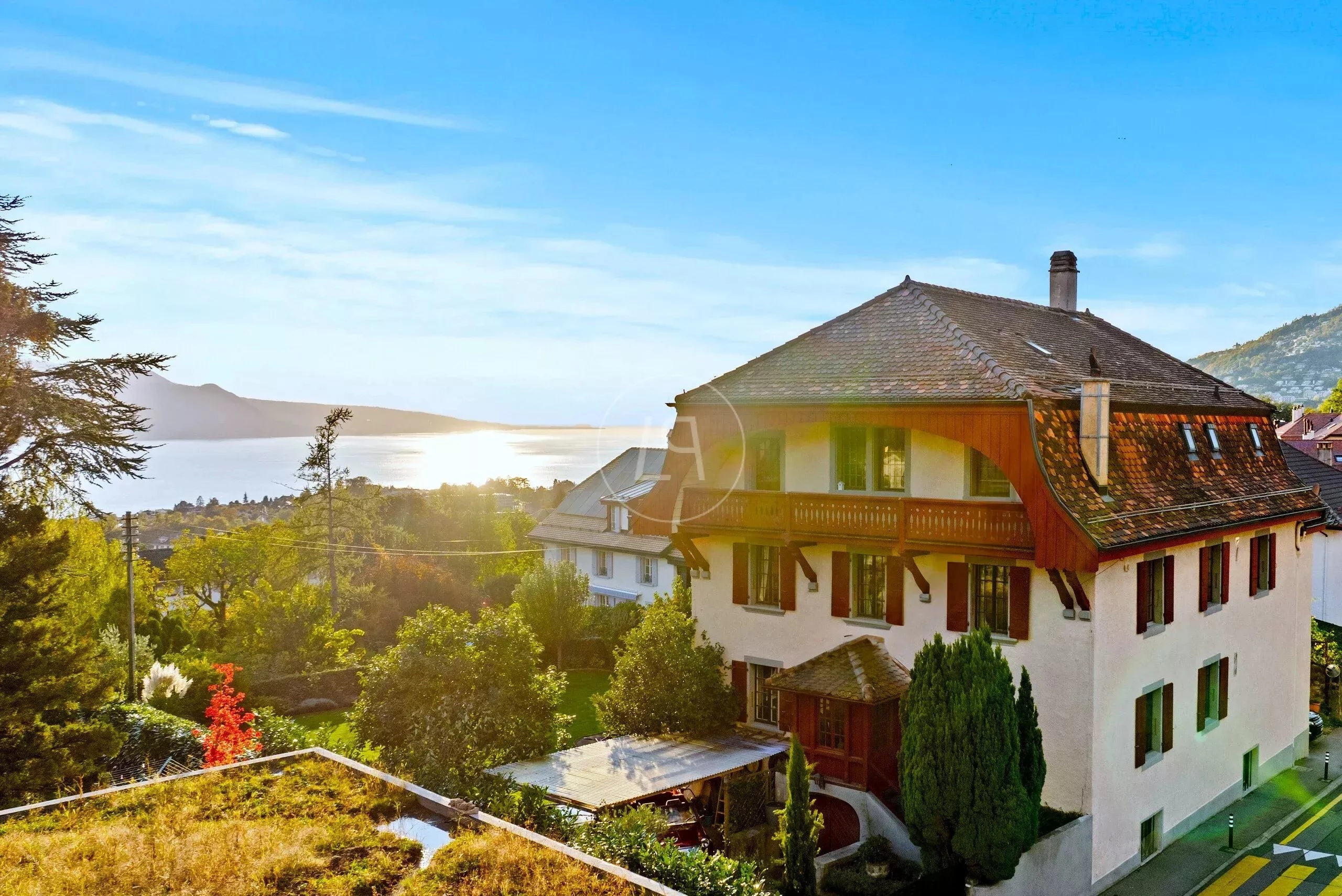 Außenansicht einer Villa mit Seeblick