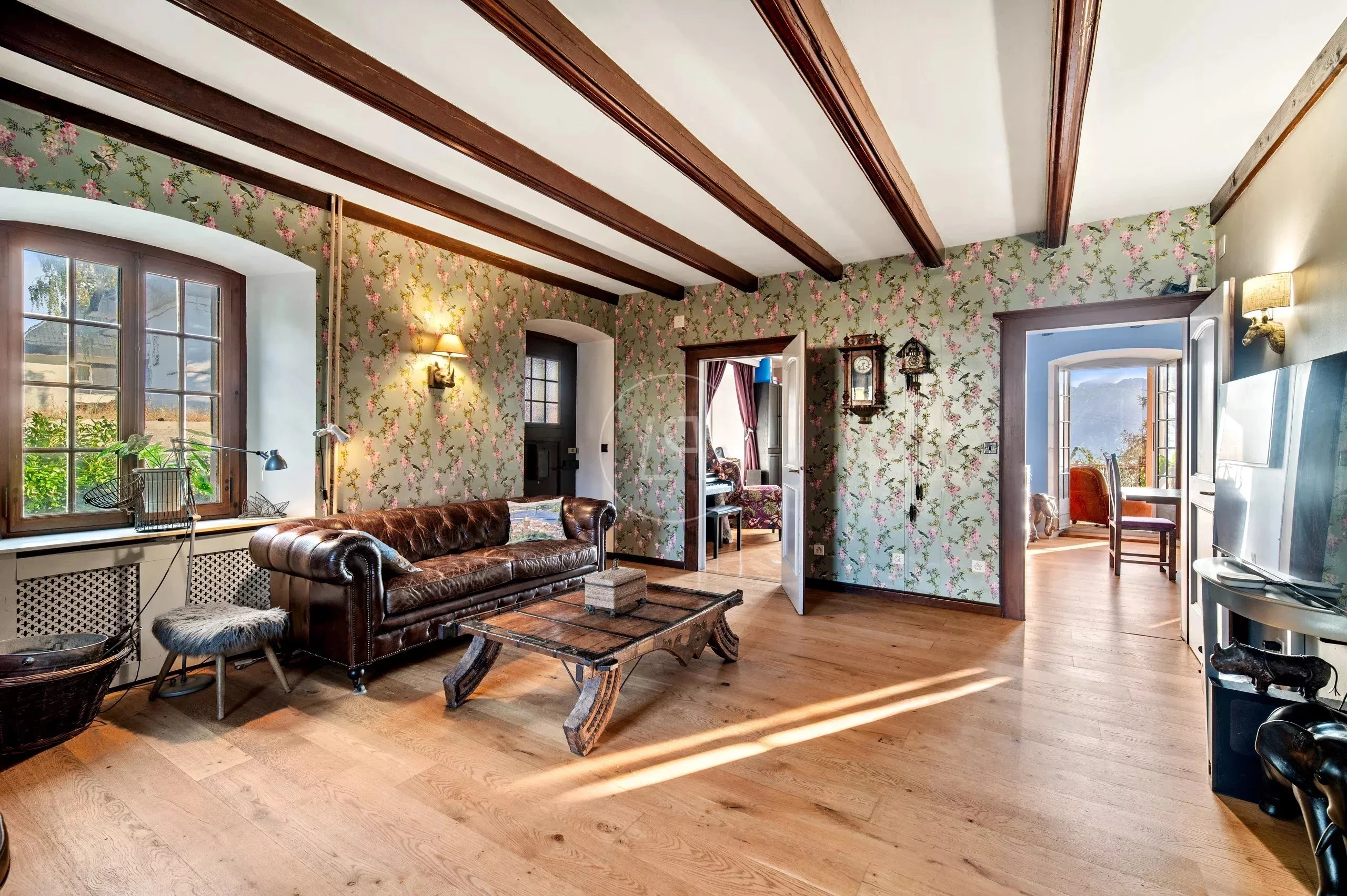 Wohnzimmer mit floralem Retro-Charme