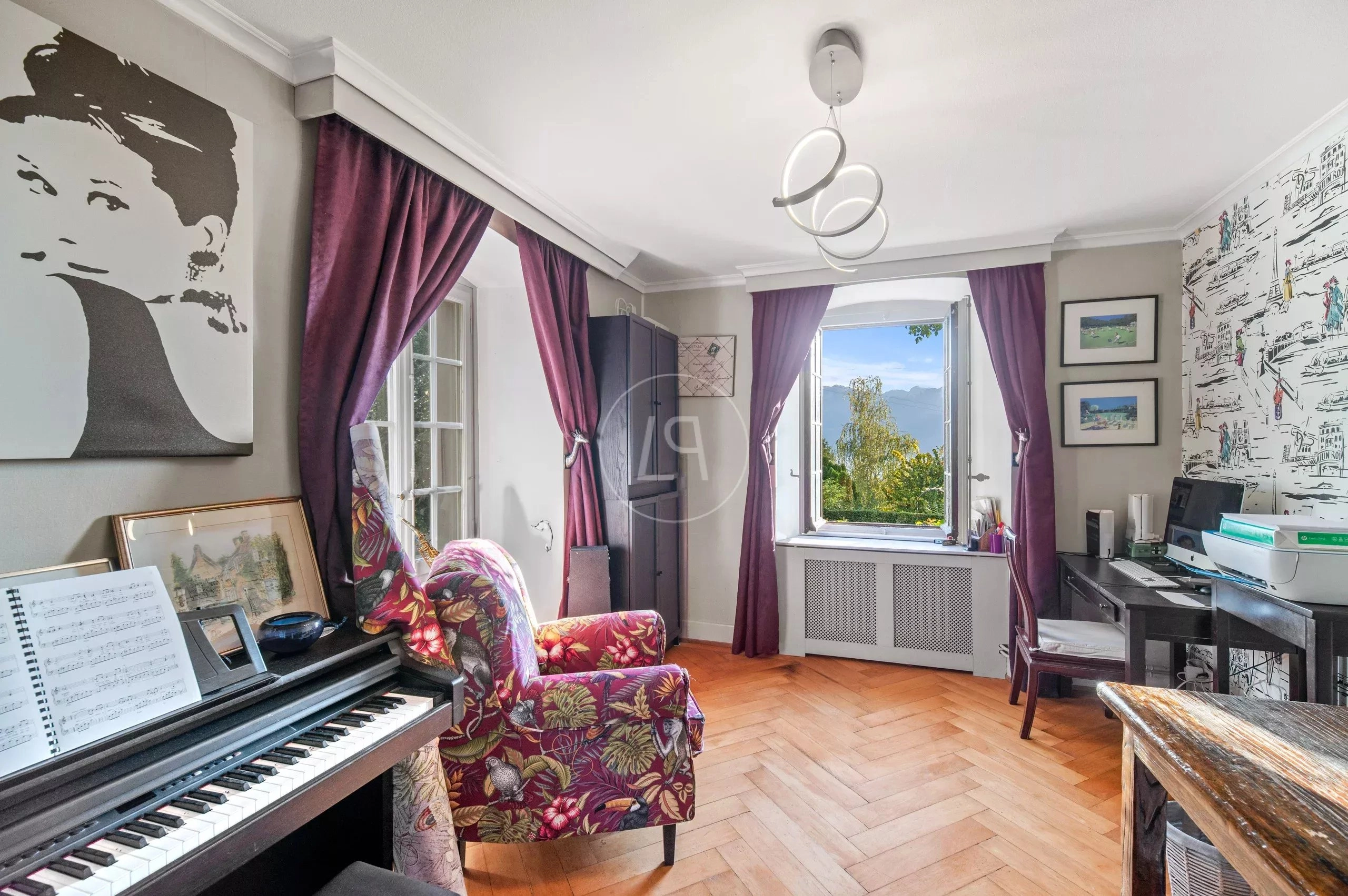 Musikzimmer mit Blick ins Grüne