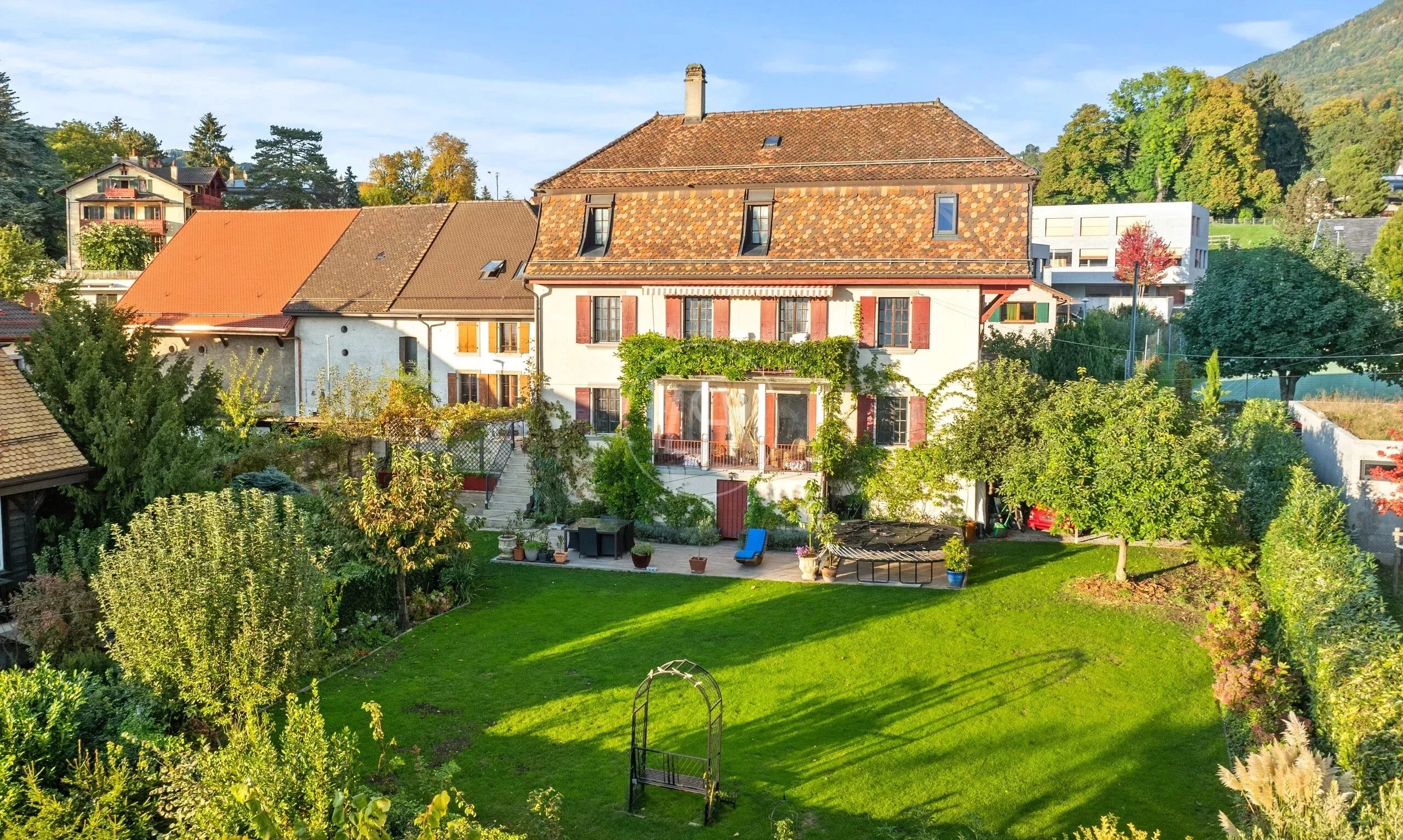 Großes historisches Wohnhaus mit Garten