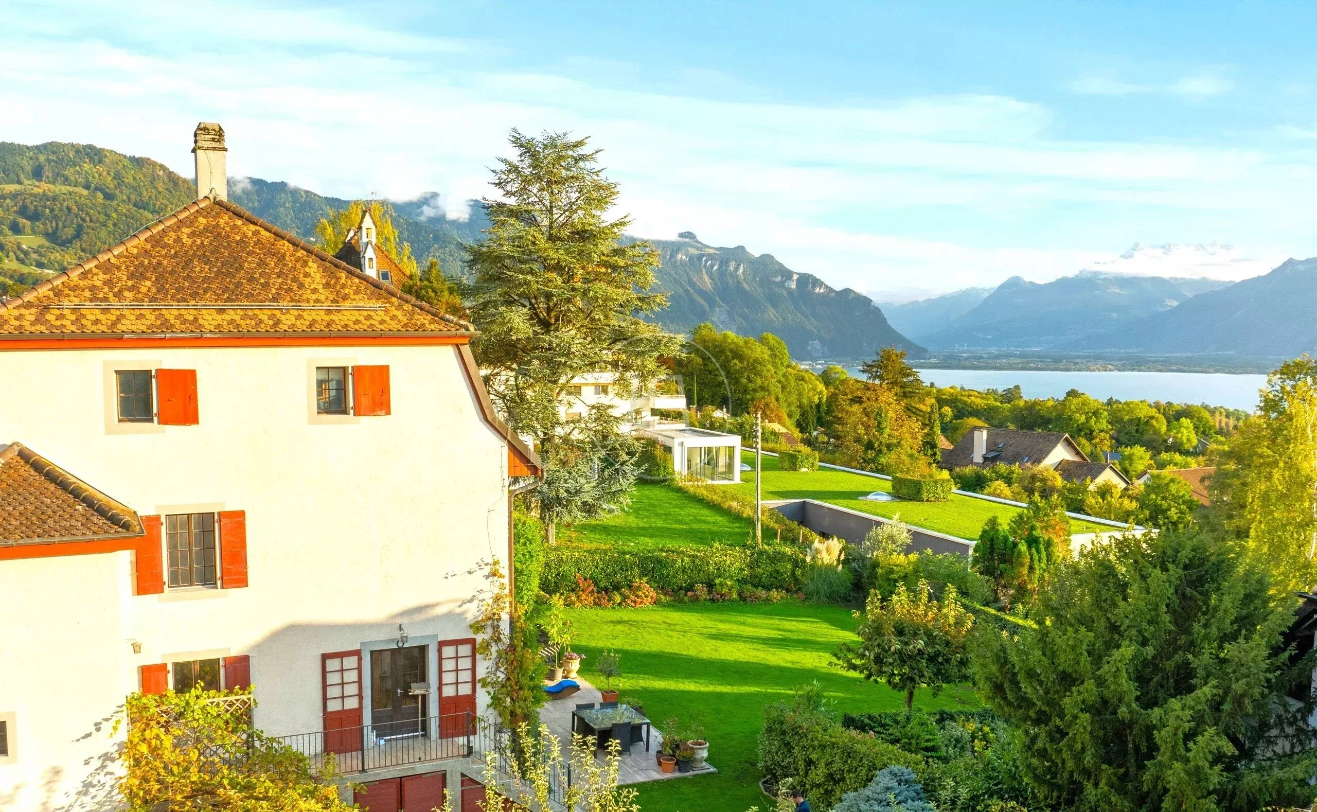 Villa mit Seeblick und Bergpanorama