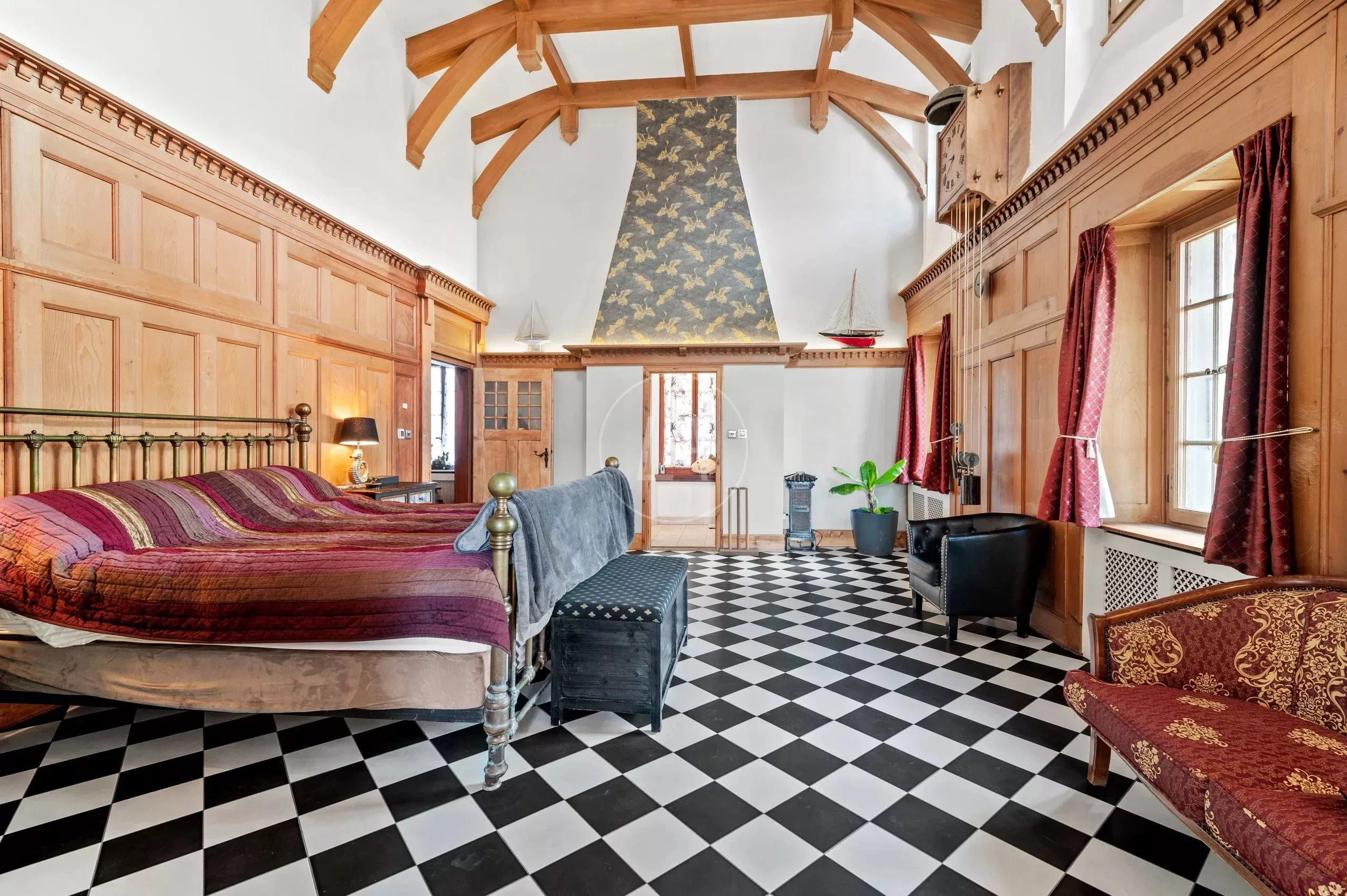 Historisches Schlafzimmer mit Holzausstattung