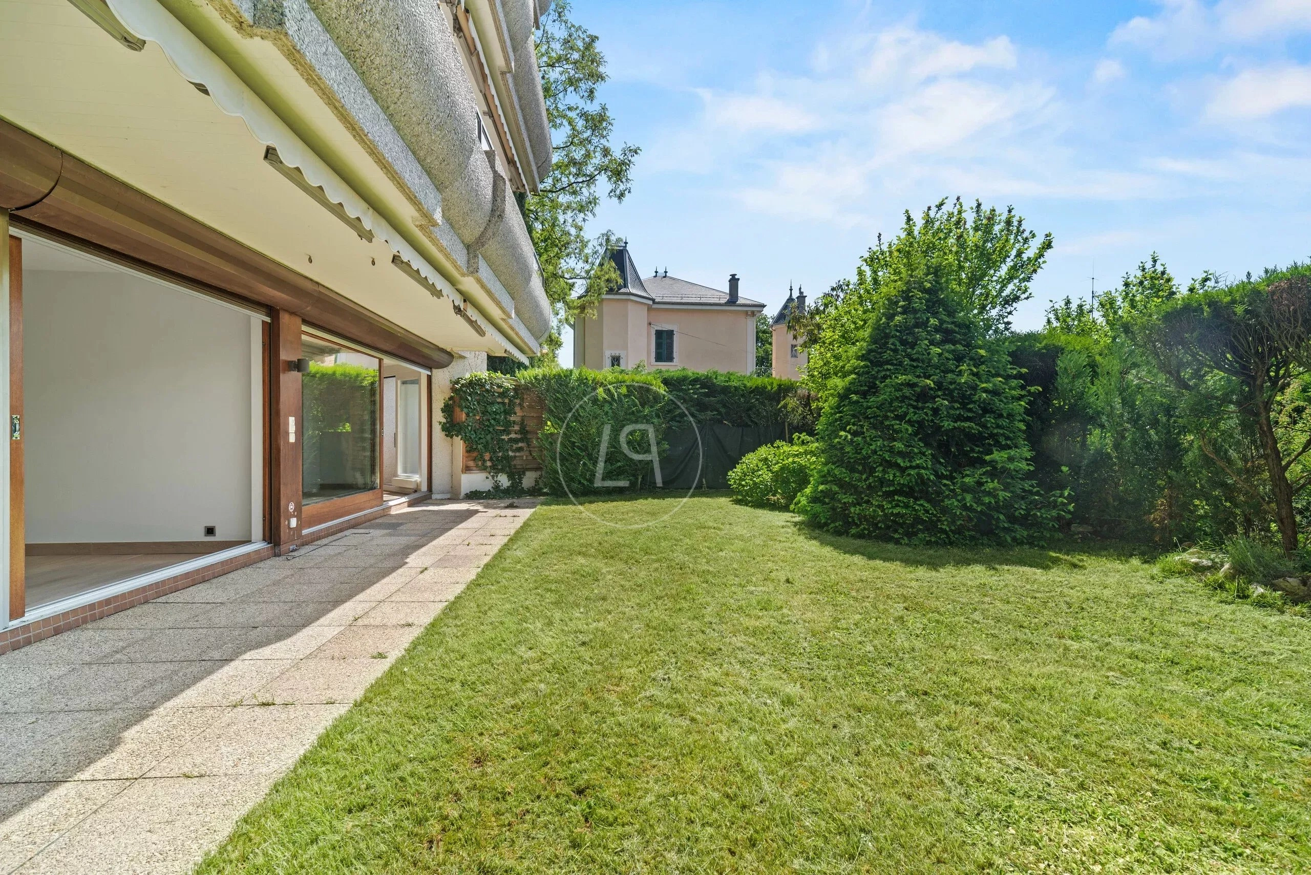 Garten mit Terrasse am Haus