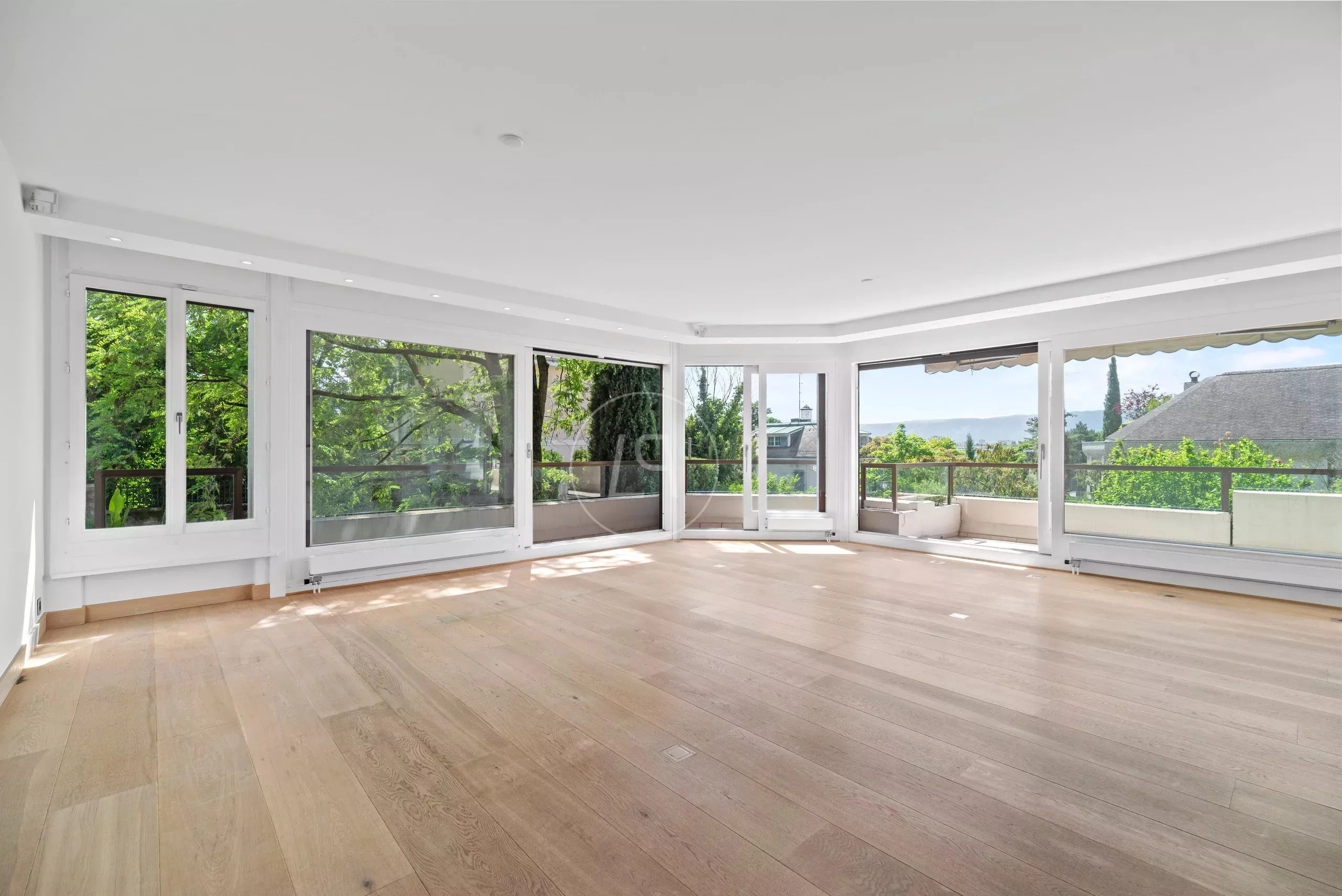 Heller leerer Wohnraum mit Panoramafenstern