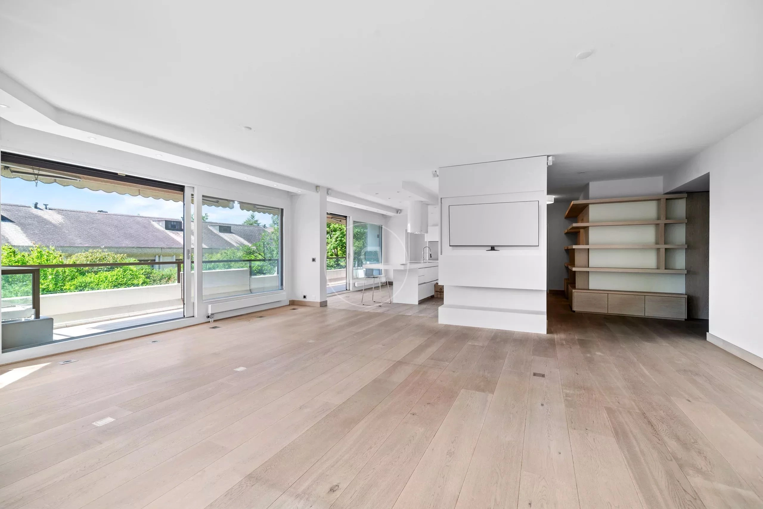 Großer, heller Wohn-Essbereich mit Balkon und offener Küchennische