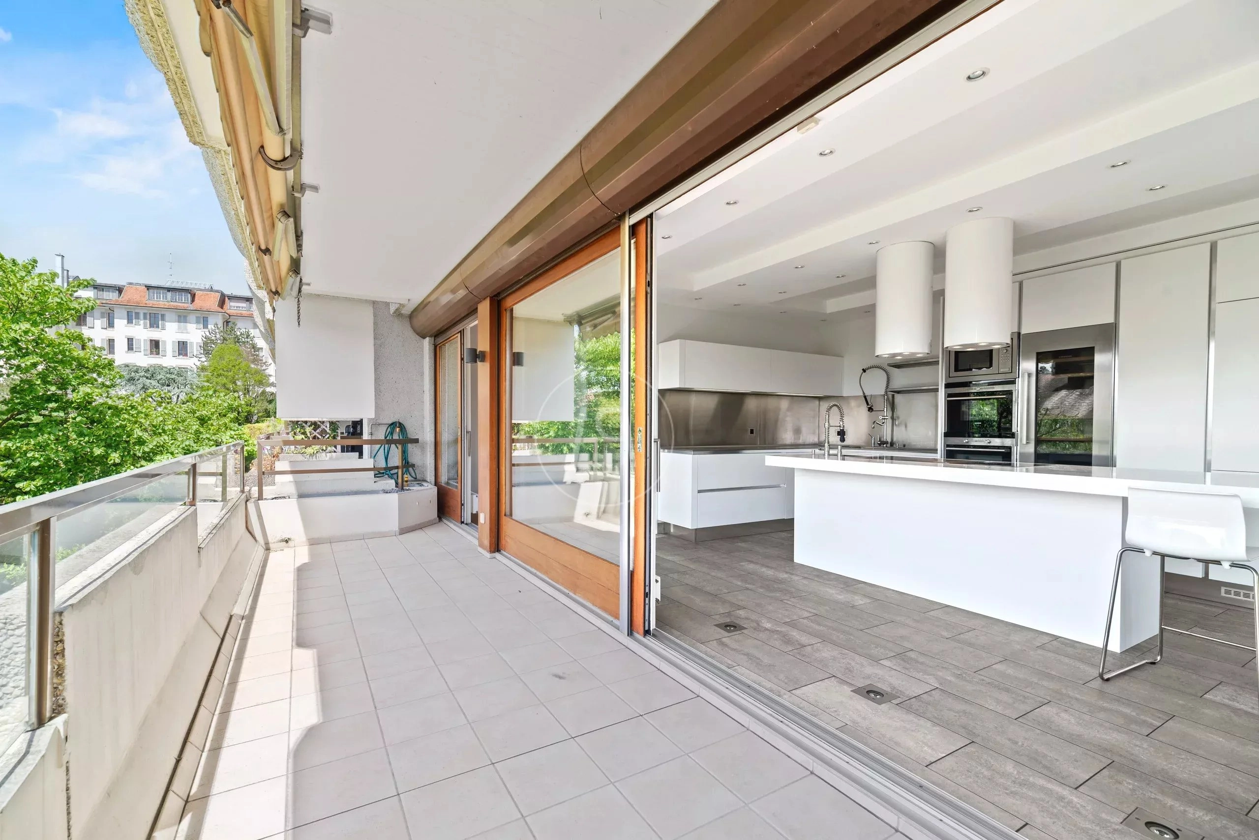 Balkon mit offener Küche