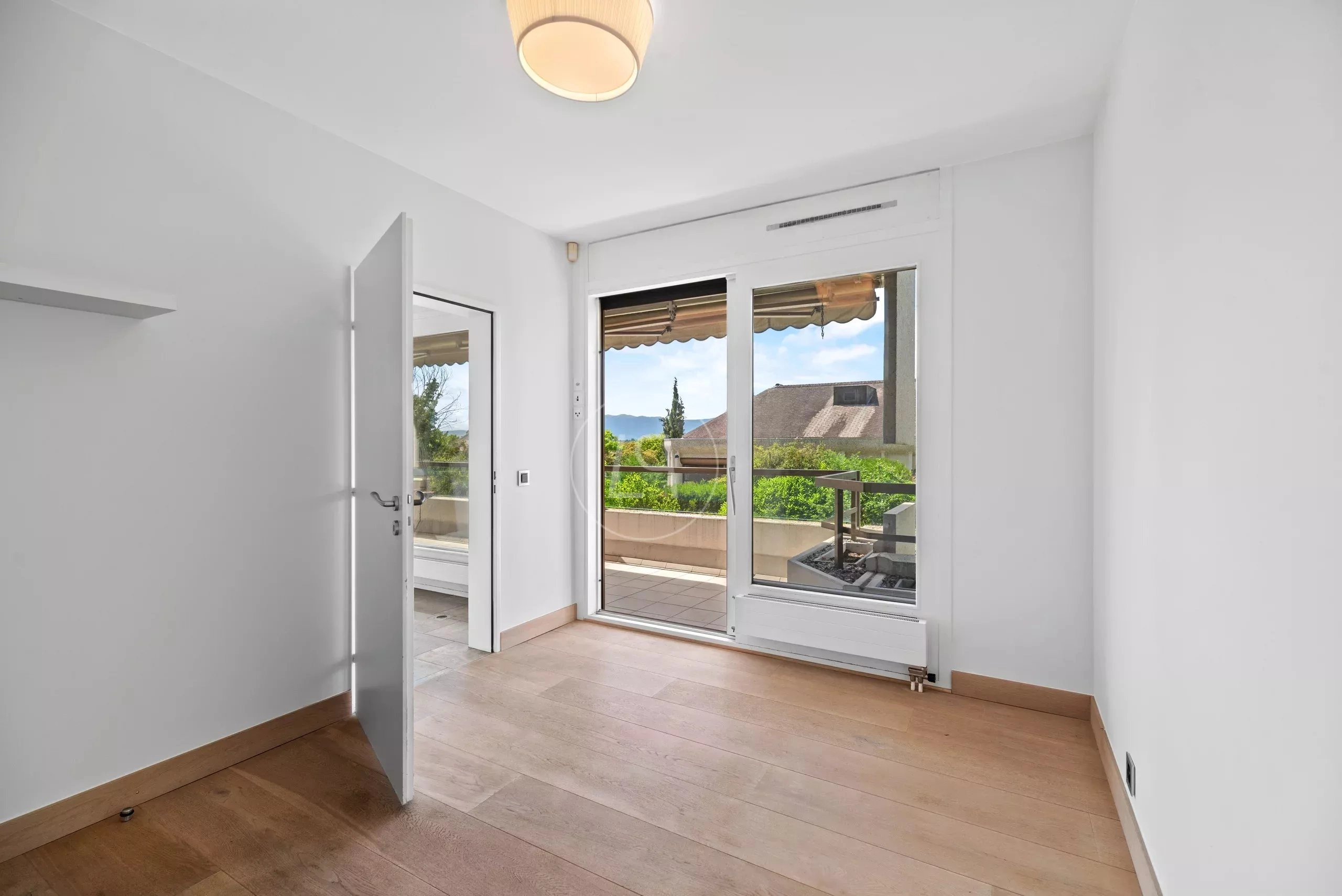Helles Zimmer mit Balkonzugang