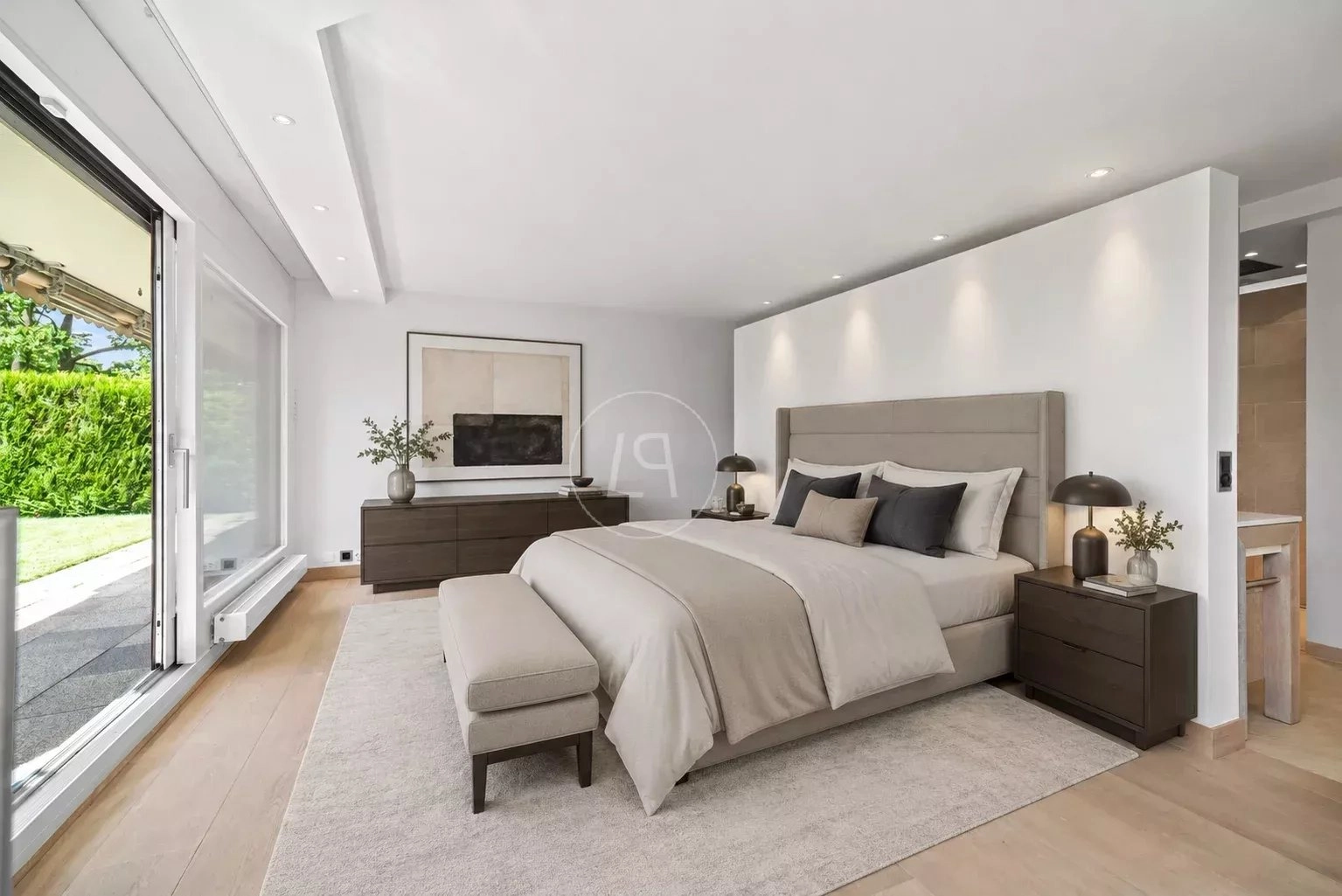 Modernes Schlafzimmer mit Glasfront zum Garten