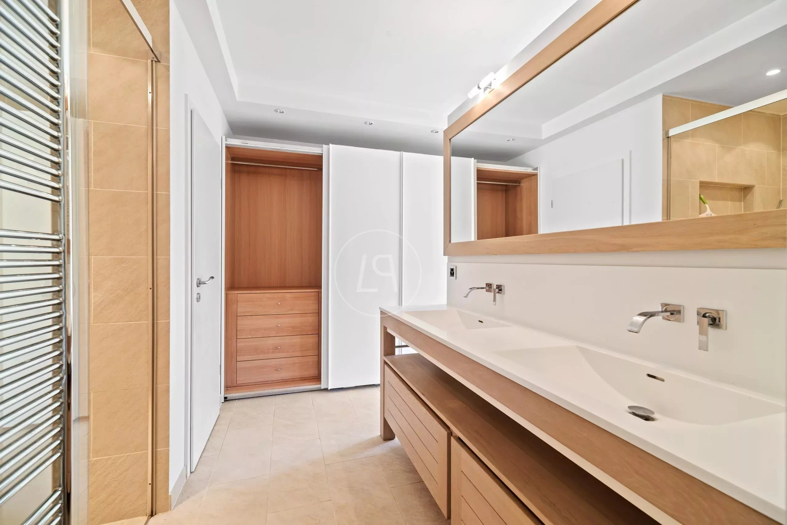 Modernes Badezimmer mit Doppelwaschbecken und Ankleidebereich