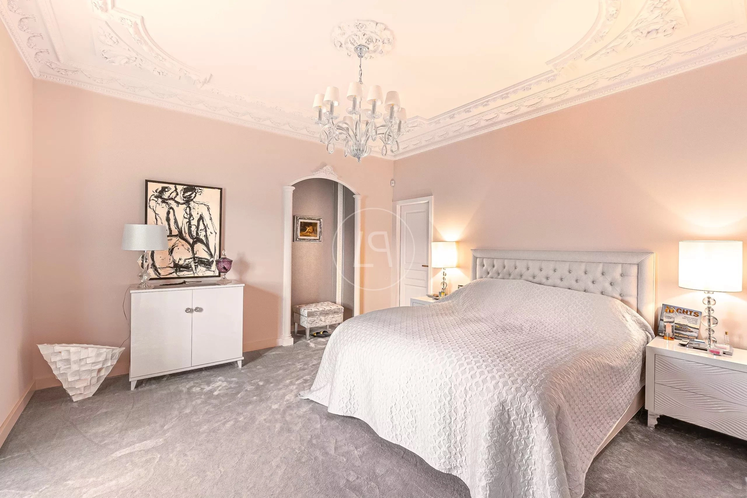 Elegantes Schlafzimmer mit Stuckdecke