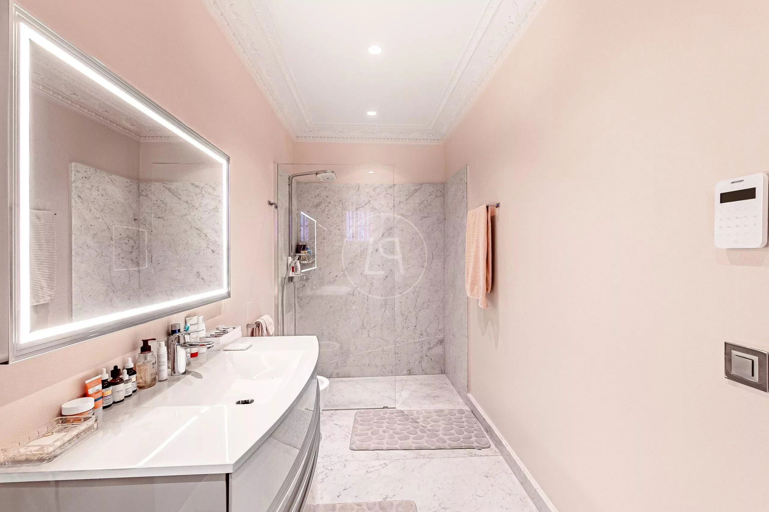 Modernes Badezimmer mit begehbarer Dusche