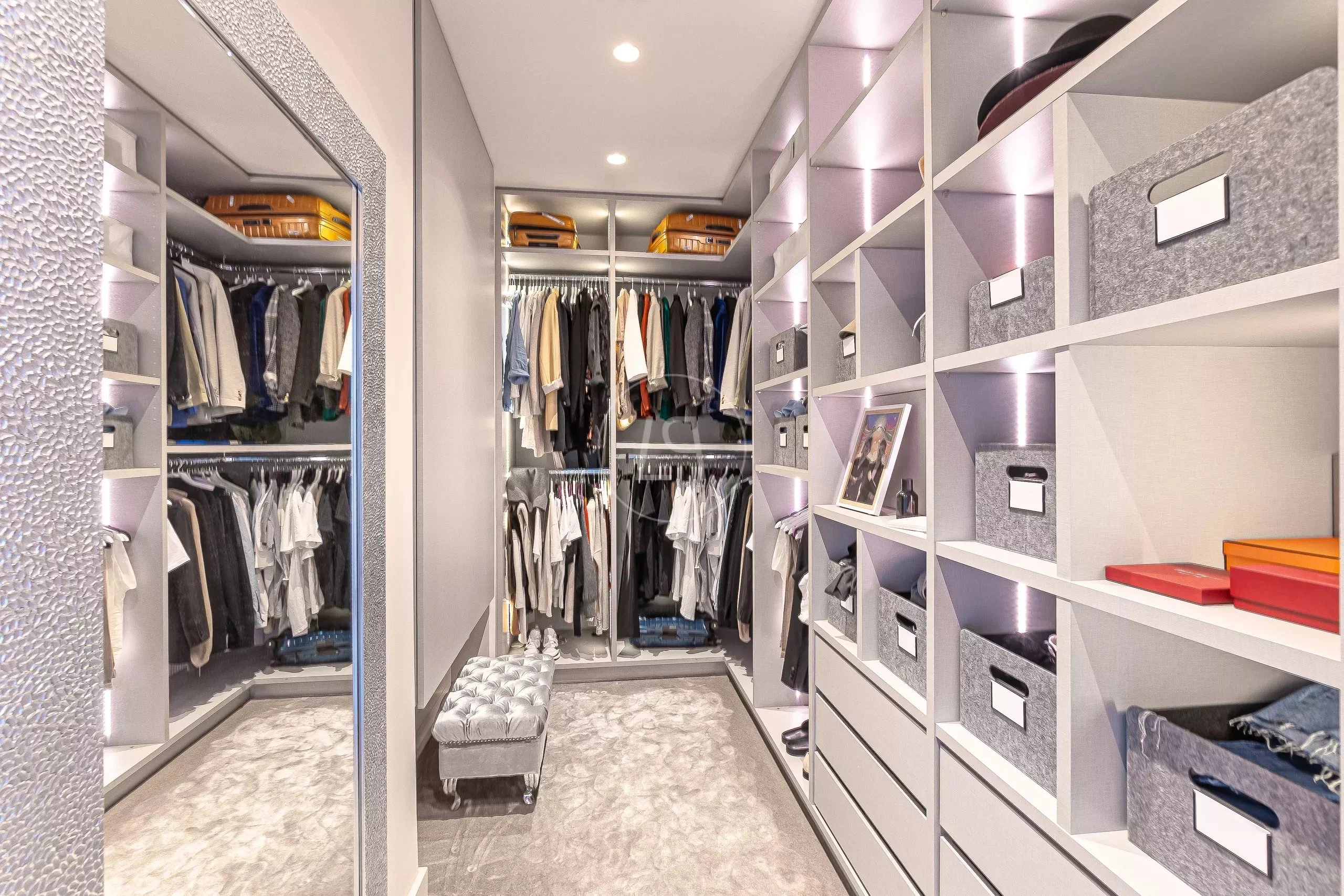 Luxuriöser begehbarer Kleiderschrank