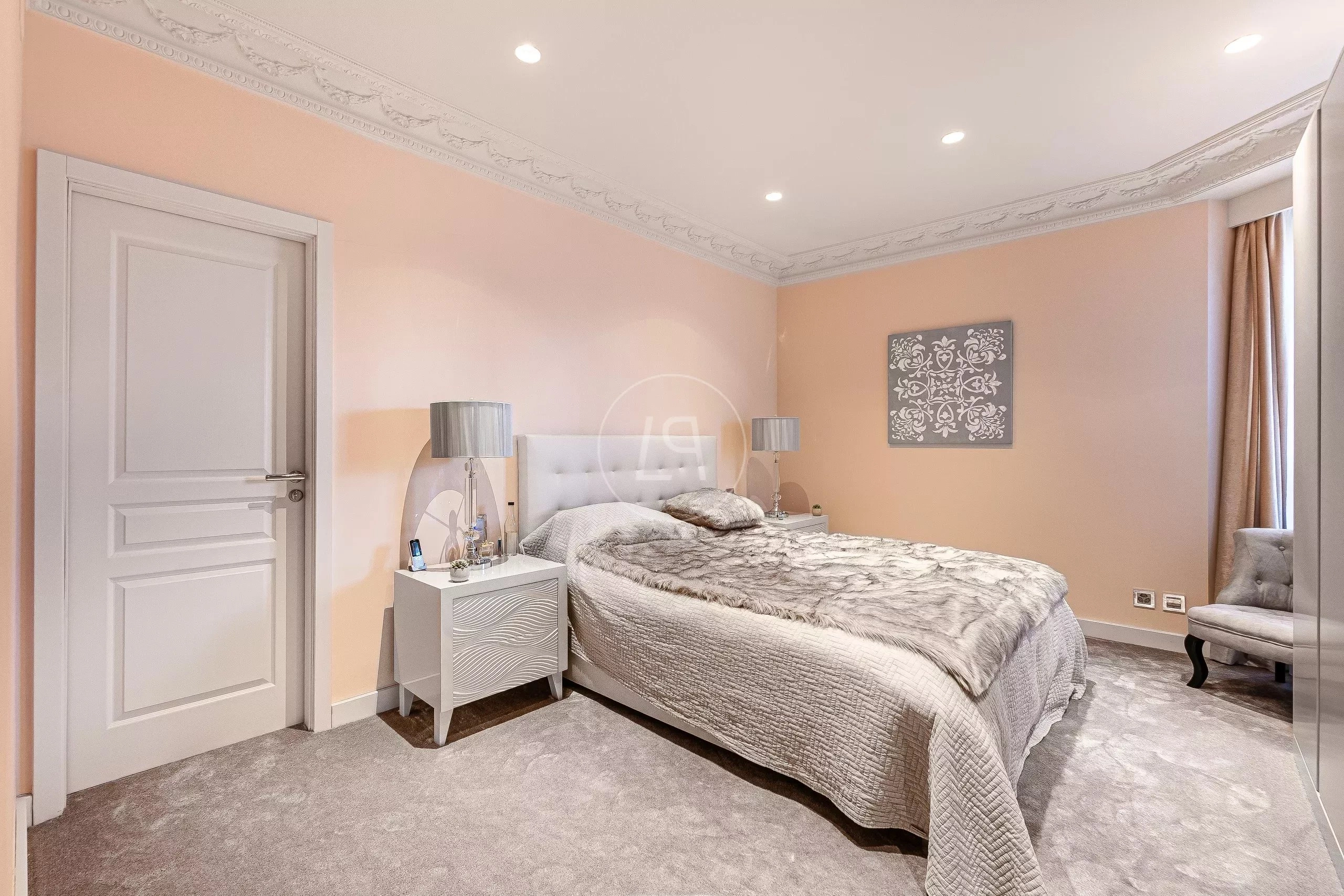 Elegantes Schlafzimmer mit Stuckdecke