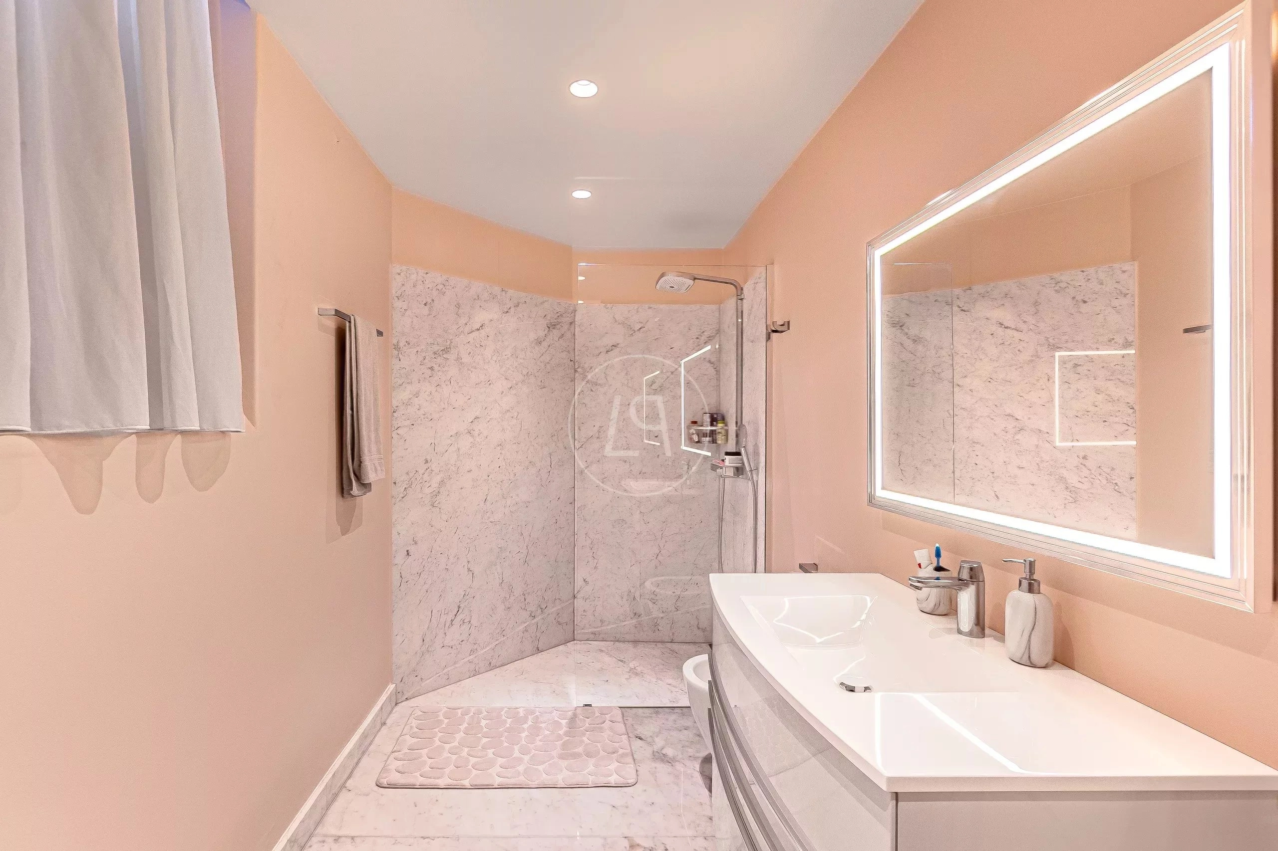 Modernes Badezimmer mit begehbarer Dusche und beleuchtetem Spiegel