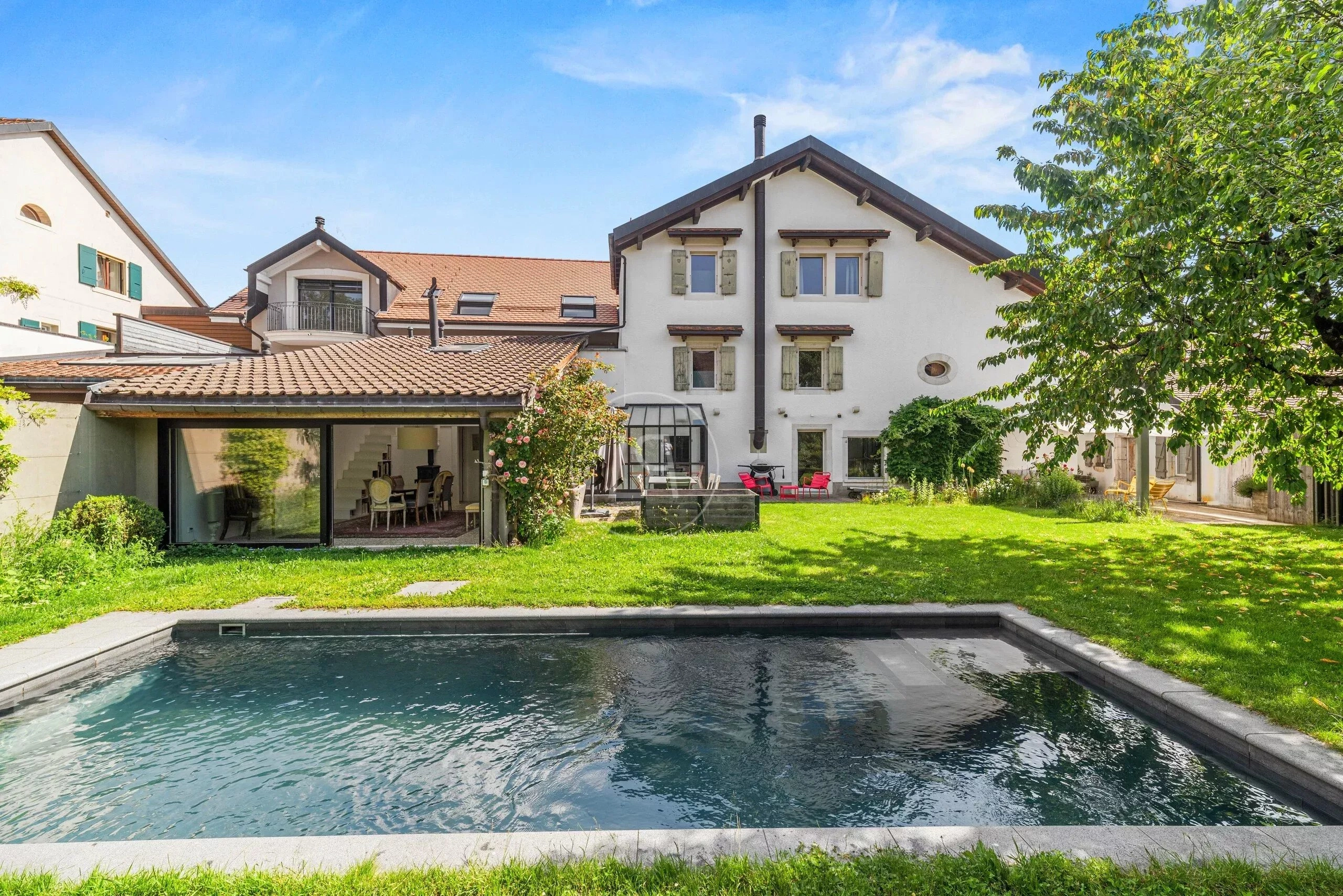 Großer Garten mit Pool und mediterran anmutendem Wohnhaus